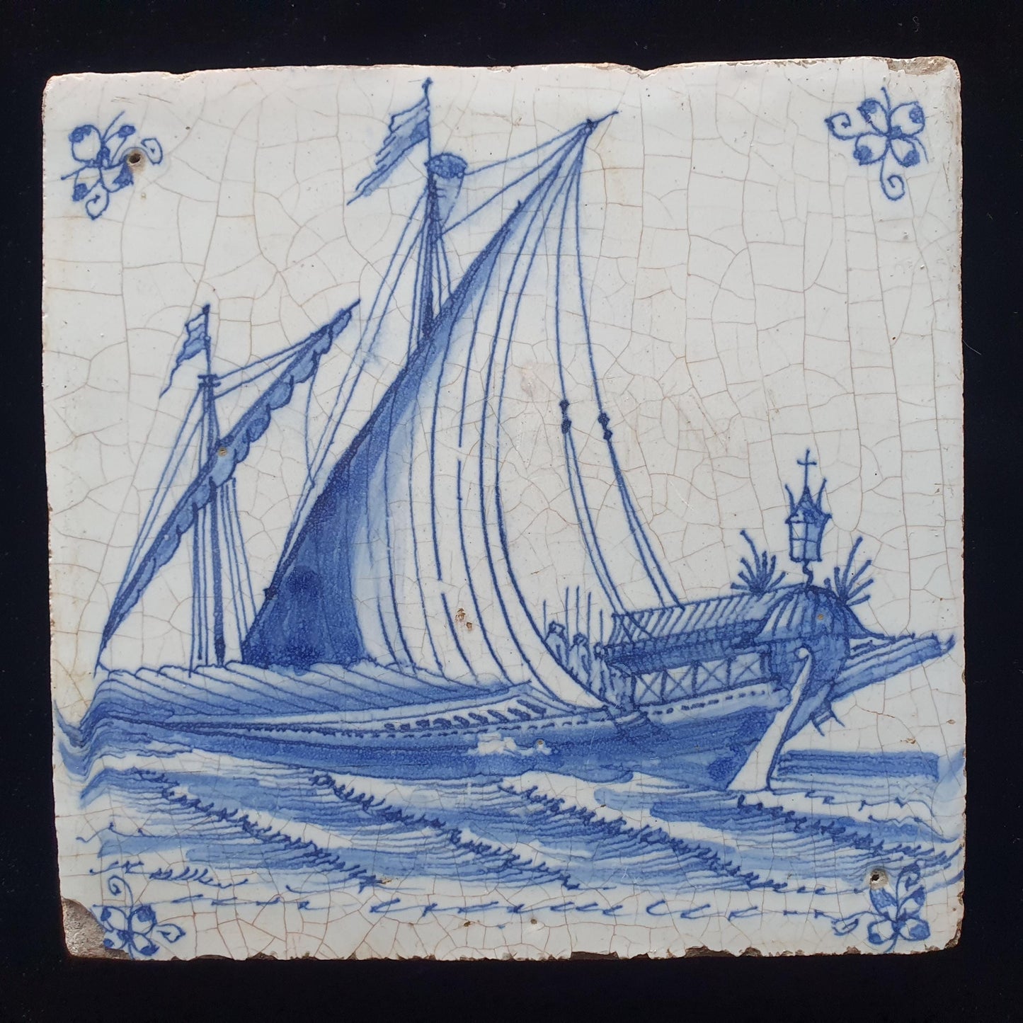 Deze Delftse tegel, daterend uit circa 1660, toont een zeldzame scène van een groot galeischip onder zeil; verzameltegel