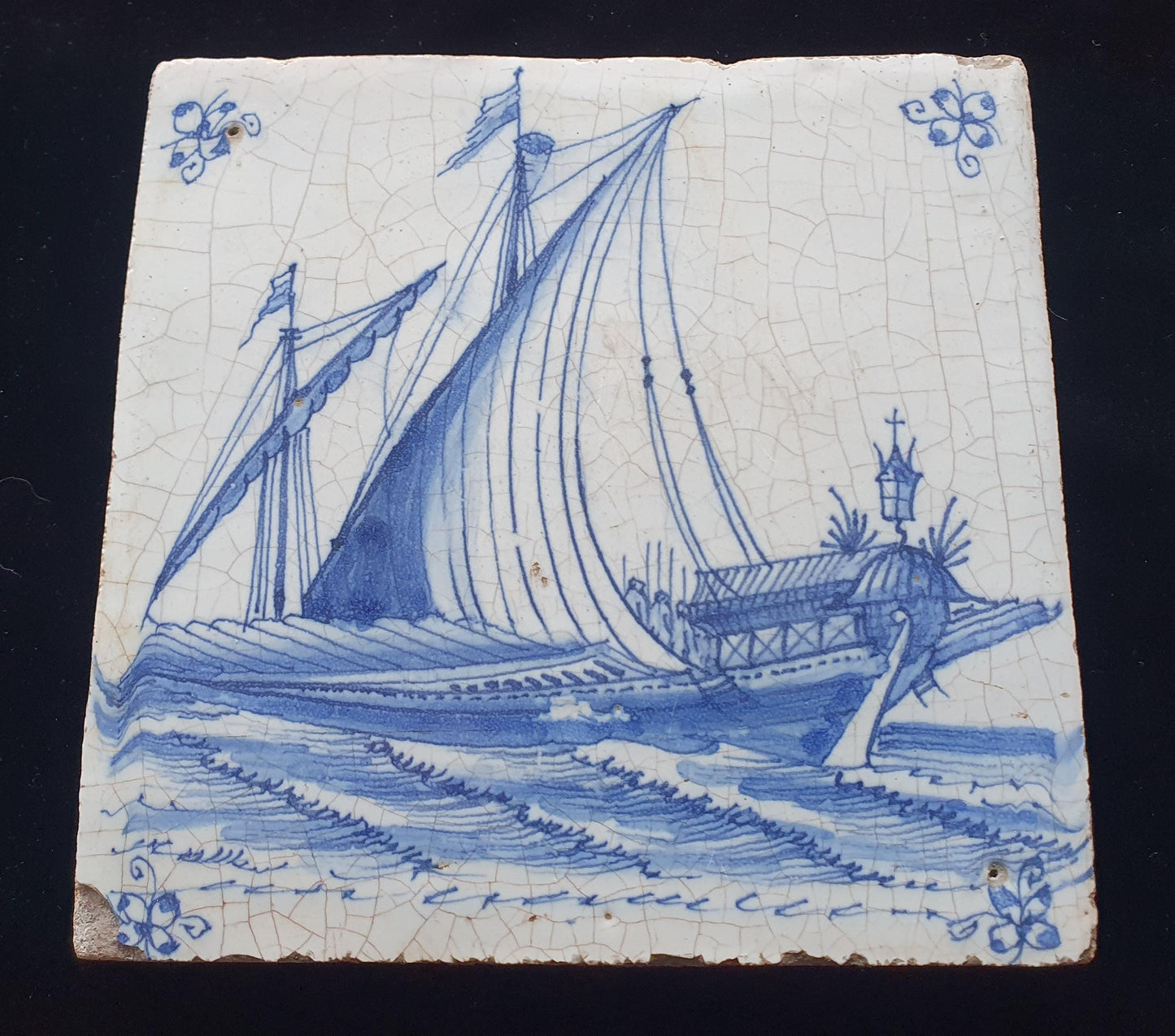 Deze Delftse tegel, daterend uit circa 1660, toont een zeldzame scène van een groot galeischip onder zeil; verzameltegel