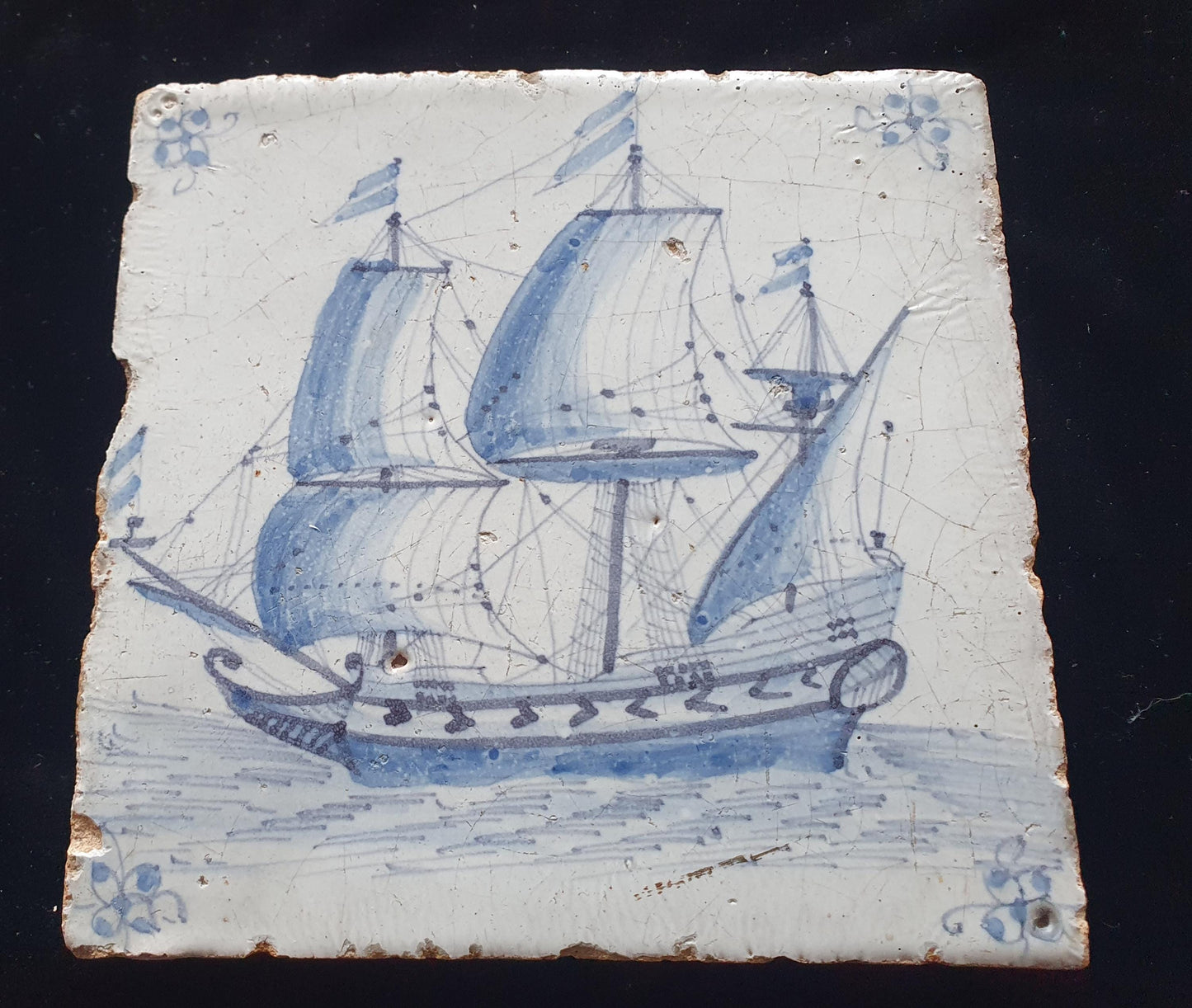 Deze antieke Delftse tegel is waarschijnlijk gemaakt in Amsterdam rond 1640.; antieke Delft Blue Dutch 17e eeuw, verzameltegel, backsplash.