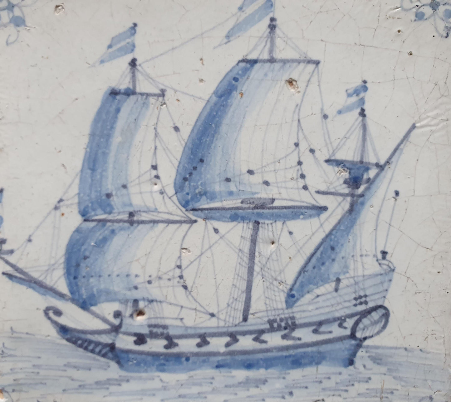 Deze antieke Delftse tegel is waarschijnlijk gemaakt in Amsterdam rond 1640.; antieke Delft Blue Dutch 17e eeuw, verzameltegel, backsplash.