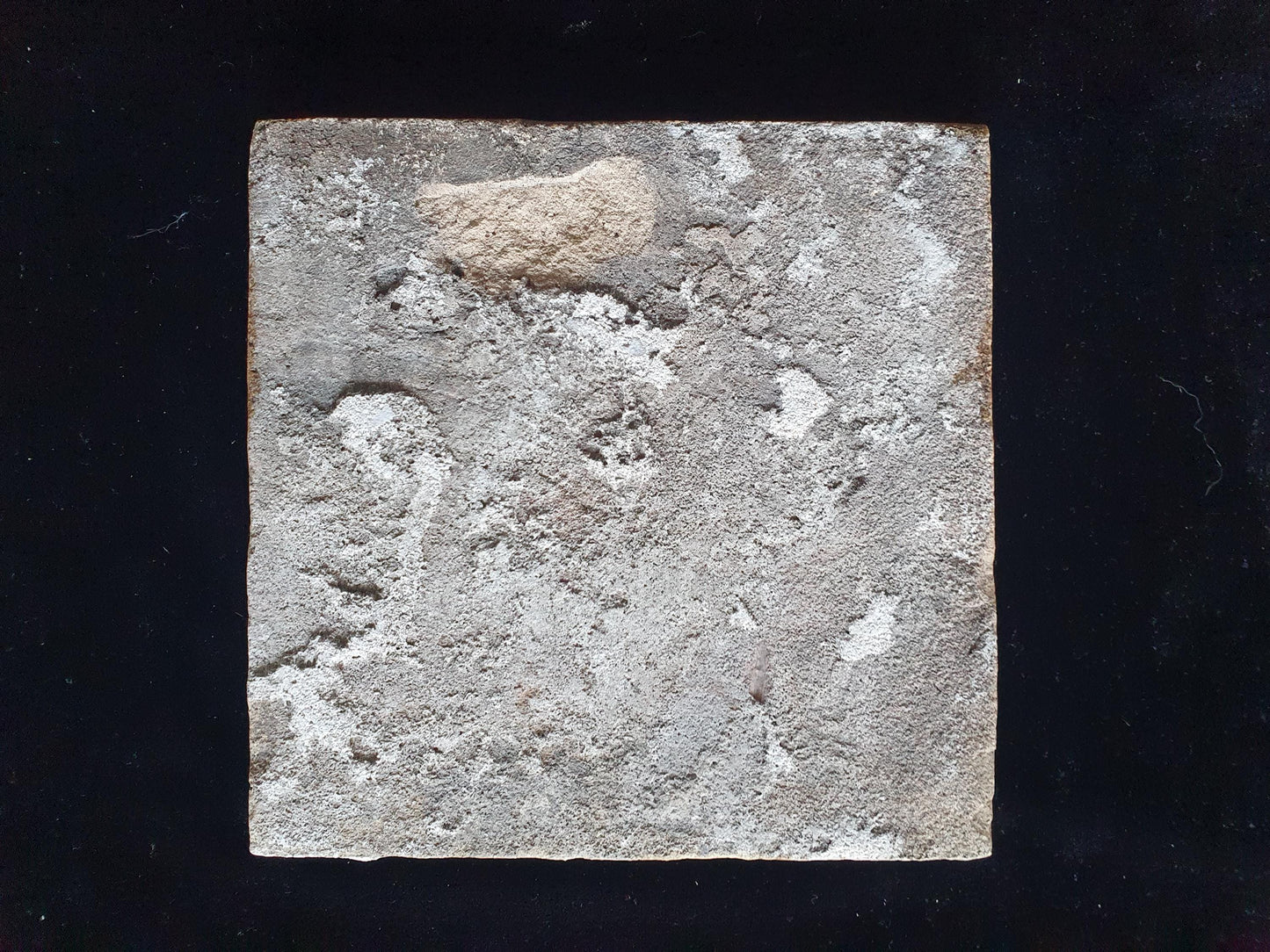 Deze antieke Delftse tegel is waarschijnlijk gemaakt in Amsterdam rond 1640.; antieke Delft Blue Dutch 17e eeuw, verzameltegel, backsplash.