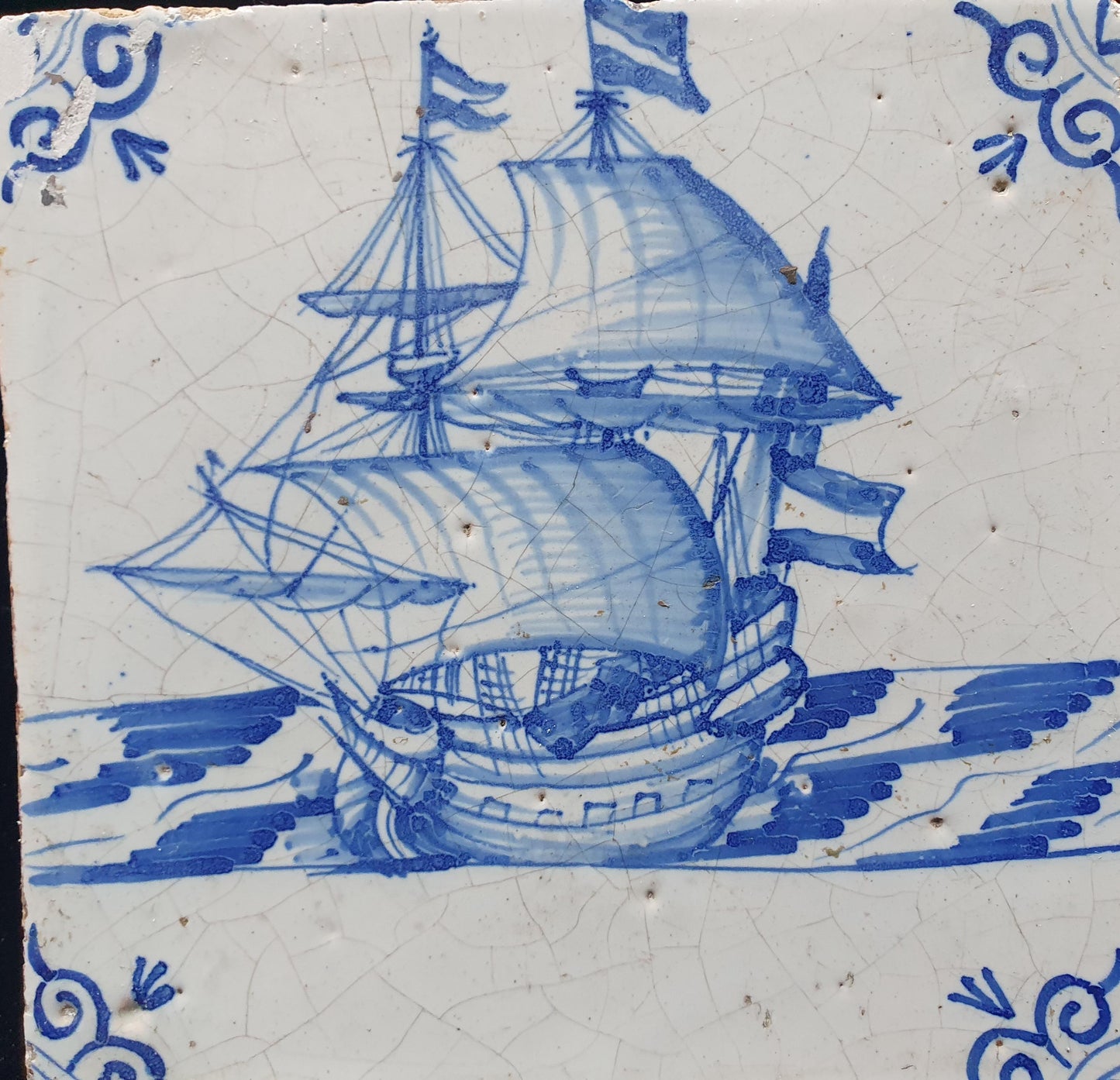 Delftse tegel toont een Fluyt met de zeilen in de wind .circa (1640) ; antieke Delft Blue Dutch 17e eeuw, verzameltegel, backsplash.
