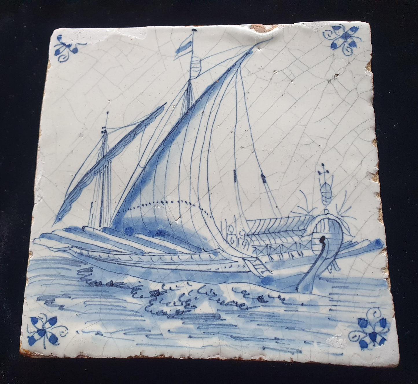 Deze Delftse tegel, daterend uit circa 1660, toont een zeldzame scène van een groot galeischip onder zeil; verzameltegel