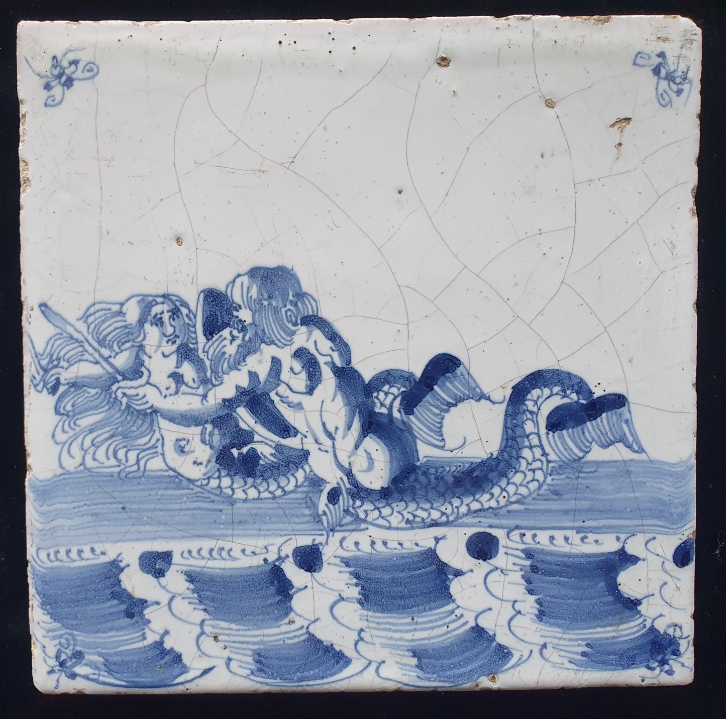Delftse tegel toont een woest uitziende zeemeerman met zwaard die zijn vrouw vasthoudt, circa 1660 verzamel tegel.