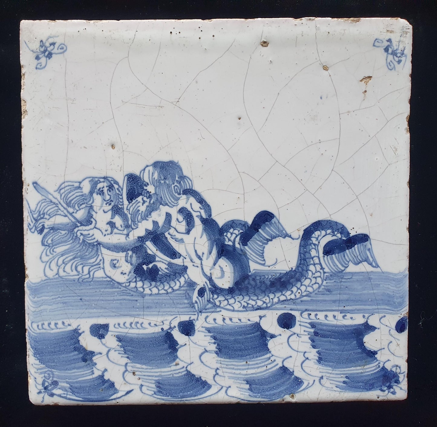 Delftse tegel toont een woest uitziende zeemeerman met zwaard die zijn vrouw vasthoudt, circa 1660 verzamel tegel.