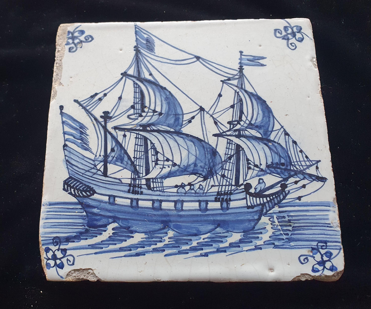 Deze antieke Delftse tegel is waarschijnlijk gemaakt in Amsterdam rond 1660. De tegel toont een Fluyt onder zeil. verzamel tegel.