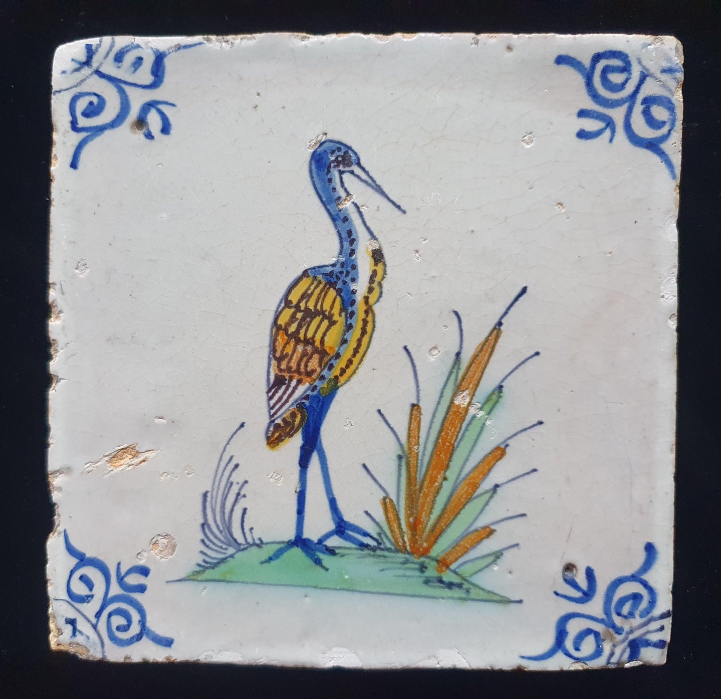 Antieke Delftse tegel, daterend uit circa 1640, toont een levendig handgeschilderde ooievaar; antieke  17e eeuw, verzameltegel, backsplash.