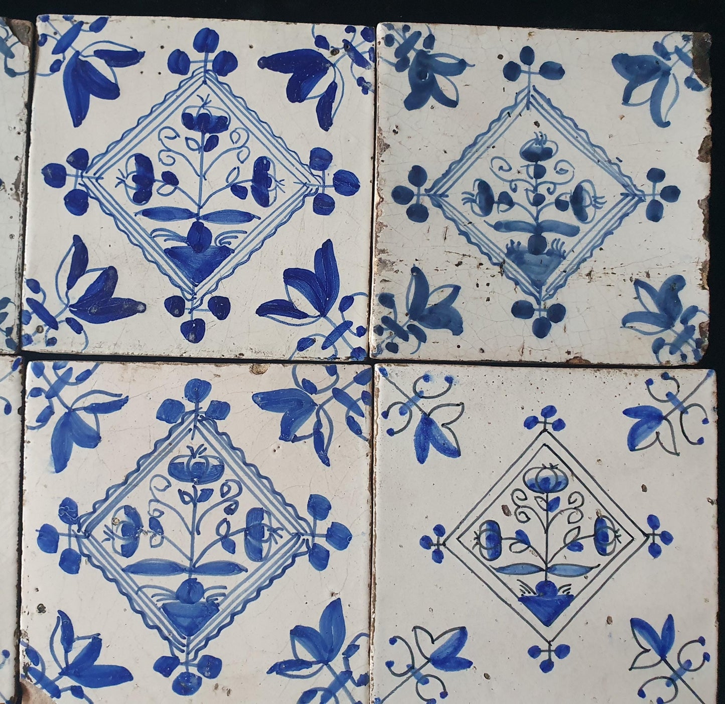Set van 9 klassieke Delftse wandtegels stammen uit de 18e/19e eeuw. ; Delft Blue Dutch backsplash fireplace tiles.