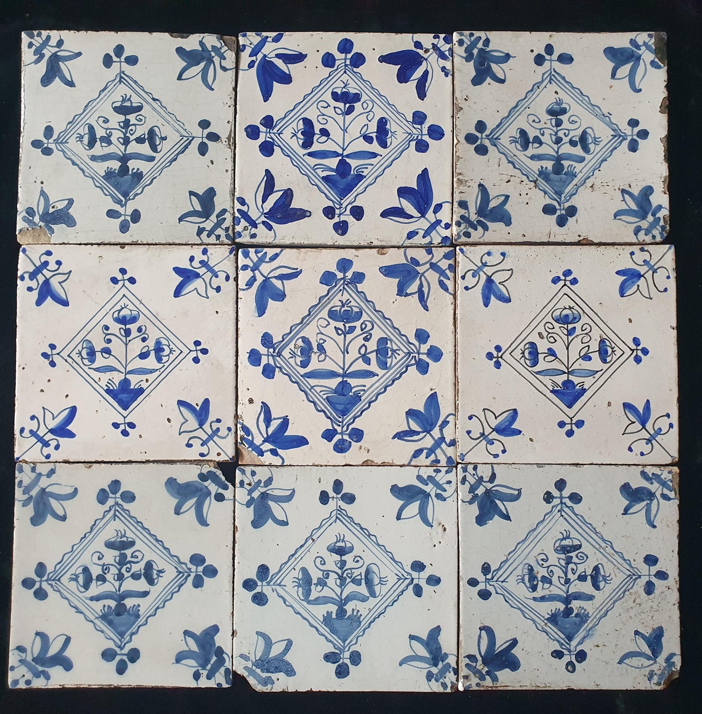 Set van 9 klassieke Delftse wandtegels stammen uit de 18e/19e eeuw. ; Delft Blue Dutch backsplash fireplace tiles.