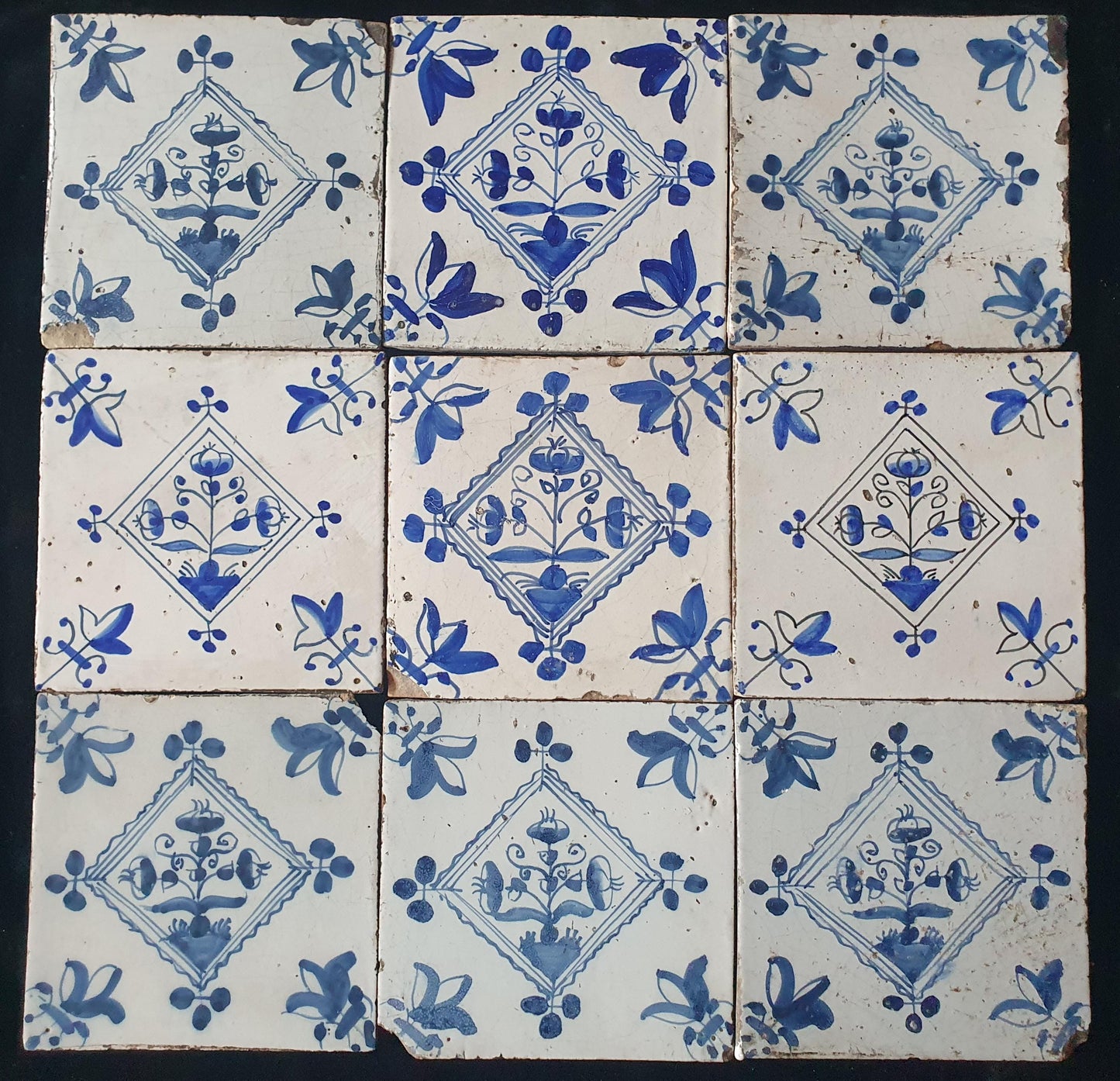 Set van 9 klassieke Delftse wandtegels stammen uit de 18e/19e eeuw. ; Delft Blue Dutch backsplash fireplace tiles.