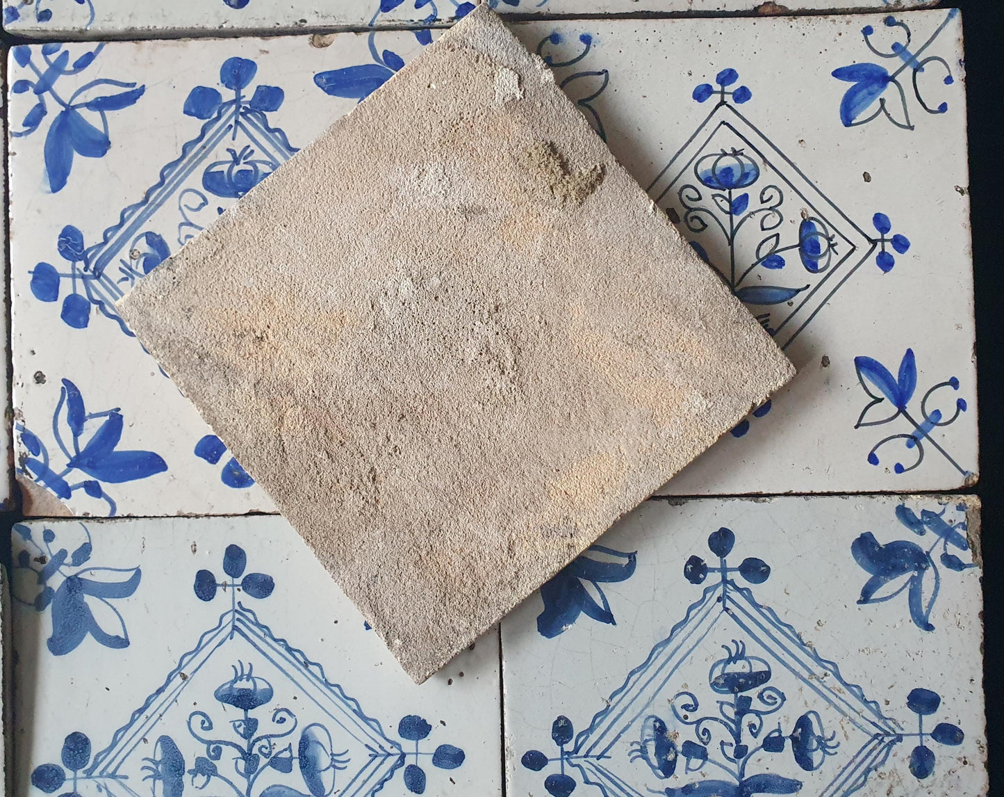 Set van 9 klassieke Delftse wandtegels stammen uit de 18e/19e eeuw. ; Delft Blue Dutch backsplash fireplace tiles.