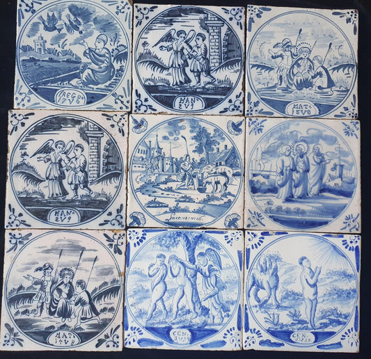 Een set van circa 9 tegels uit de 18e/19e eeuw tilepanel . De tegels tonen een verscheidenheid aan Bijbelse taferelen,  voor backsplash of fireplace.