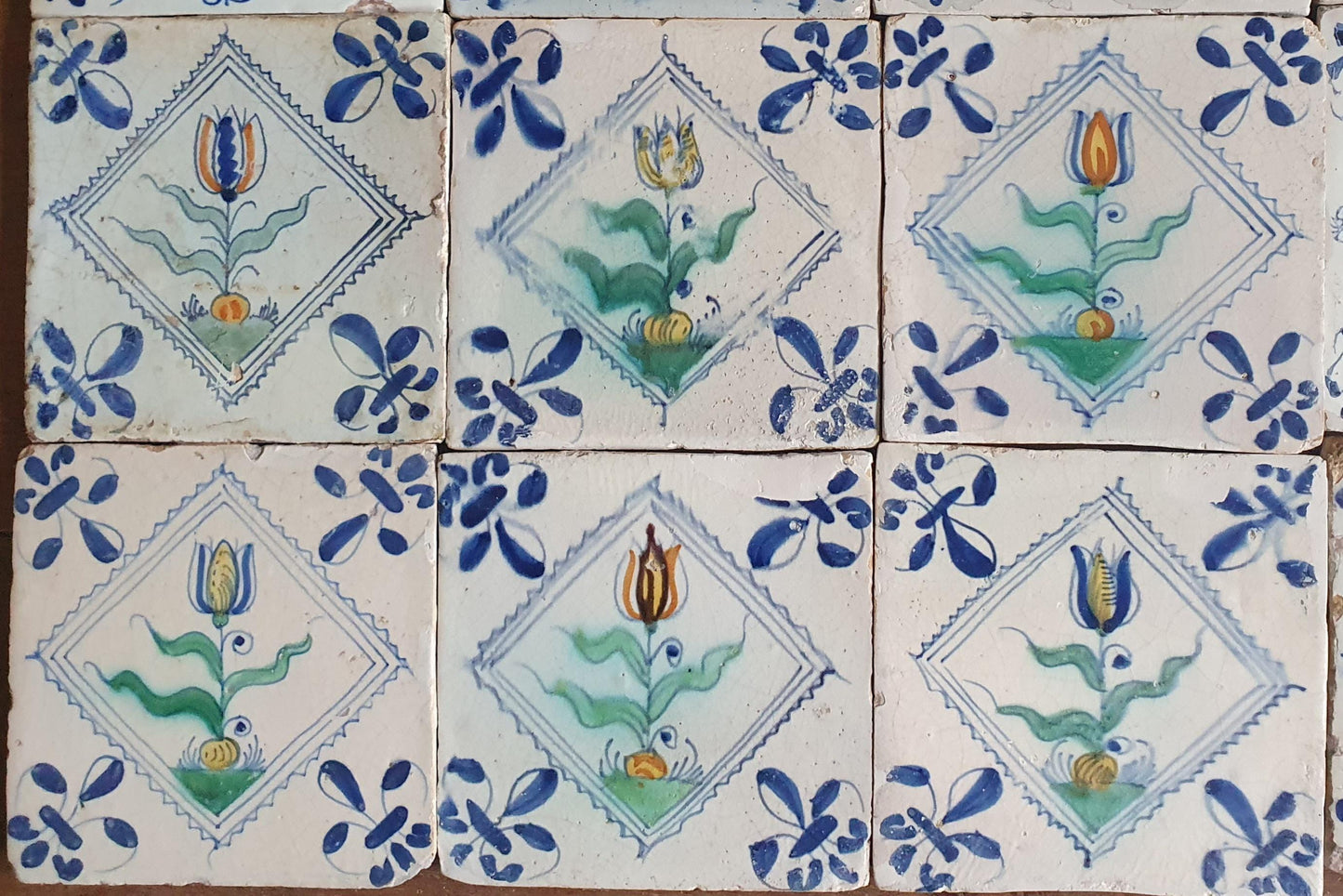 24 antieke Delftse tulptegels, polychrome kwadraattegels, 1e helft van de 17e eeuw. Delft Blue Dutch tulip tiles, verzameltegel, backsplash