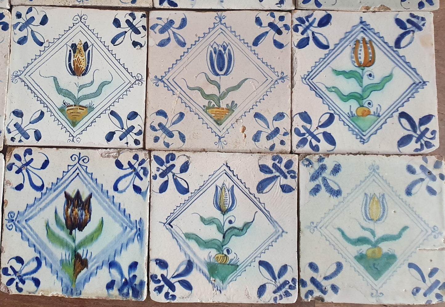 24 antieke Delftse tulptegels, polychrome kwadraattegels, 1e helft van de 17e eeuw. Delft Blue Dutch tulip tiles, verzameltegel, backsplash