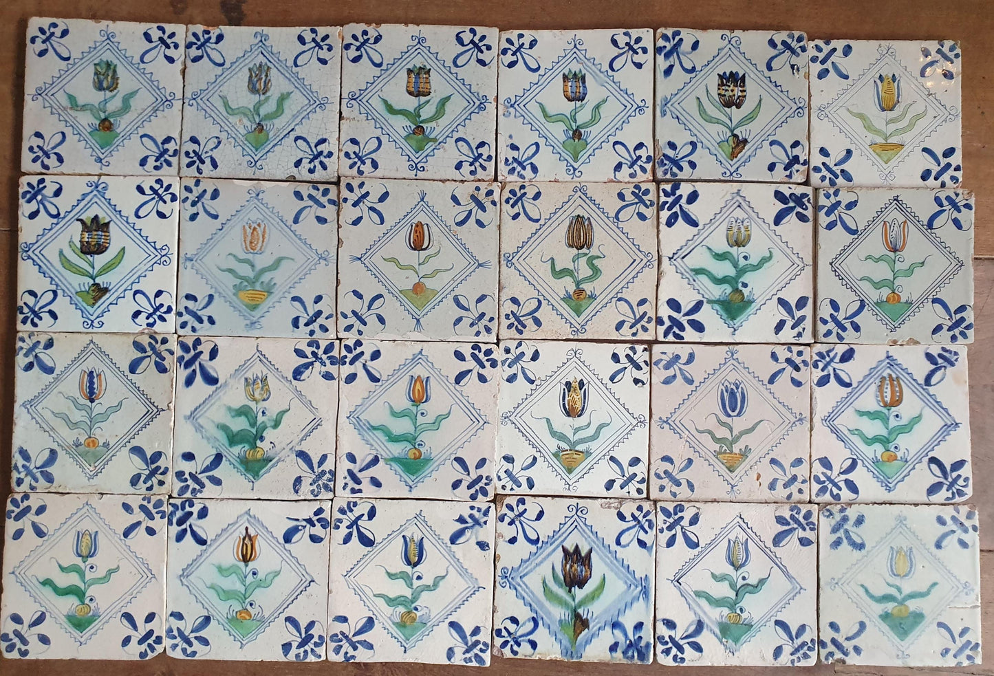 24 antieke Delftse tulptegels, polychrome kwadraattegels, 1e helft van de 17e eeuw. Delft Blue Dutch tulip tiles, verzameltegel, backsplash