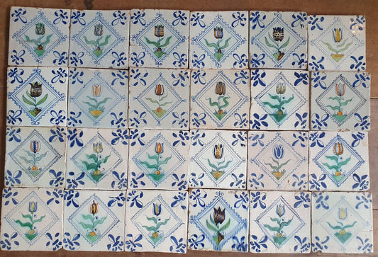 24 antieke Delftse tulptegels, polychrome kwadraattegels, 1e helft van de 17e eeuw. Delft Blue Dutch tulip tiles, verzameltegel, backsplash
