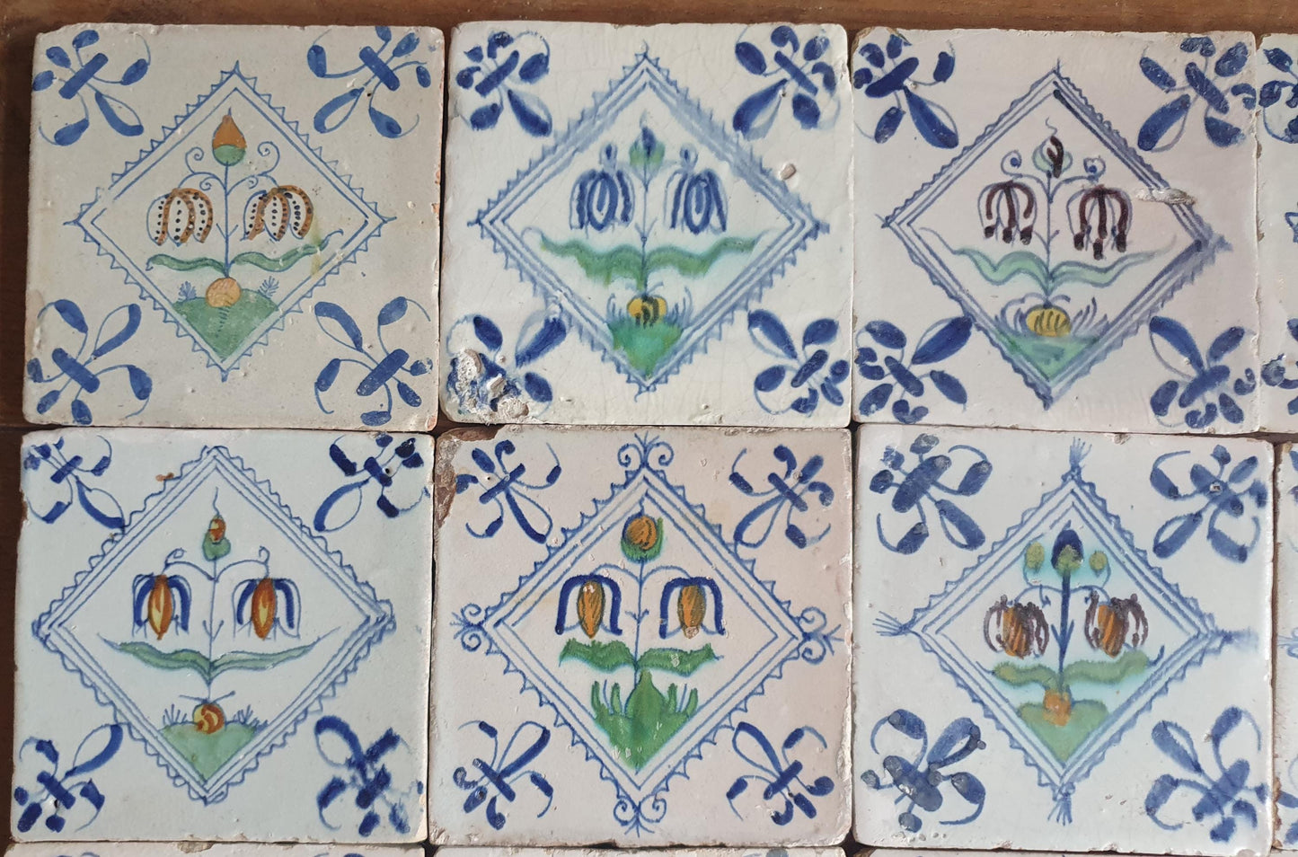 Set van 12 antieke Delftse ,Fritillaria-bloemen polychrome kwadraattegels, tilepanel 1e helft van de 17e eeuw. Delft Blue , verzameltegel, backsplash