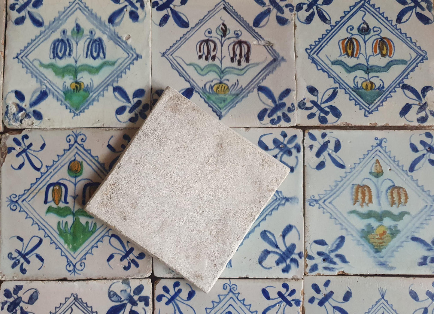 Set van 12 antieke Delftse ,Fritillaria-bloemen polychrome kwadraattegels, tilepanel 1e helft van de 17e eeuw. Delft Blue , verzameltegel, backsplash