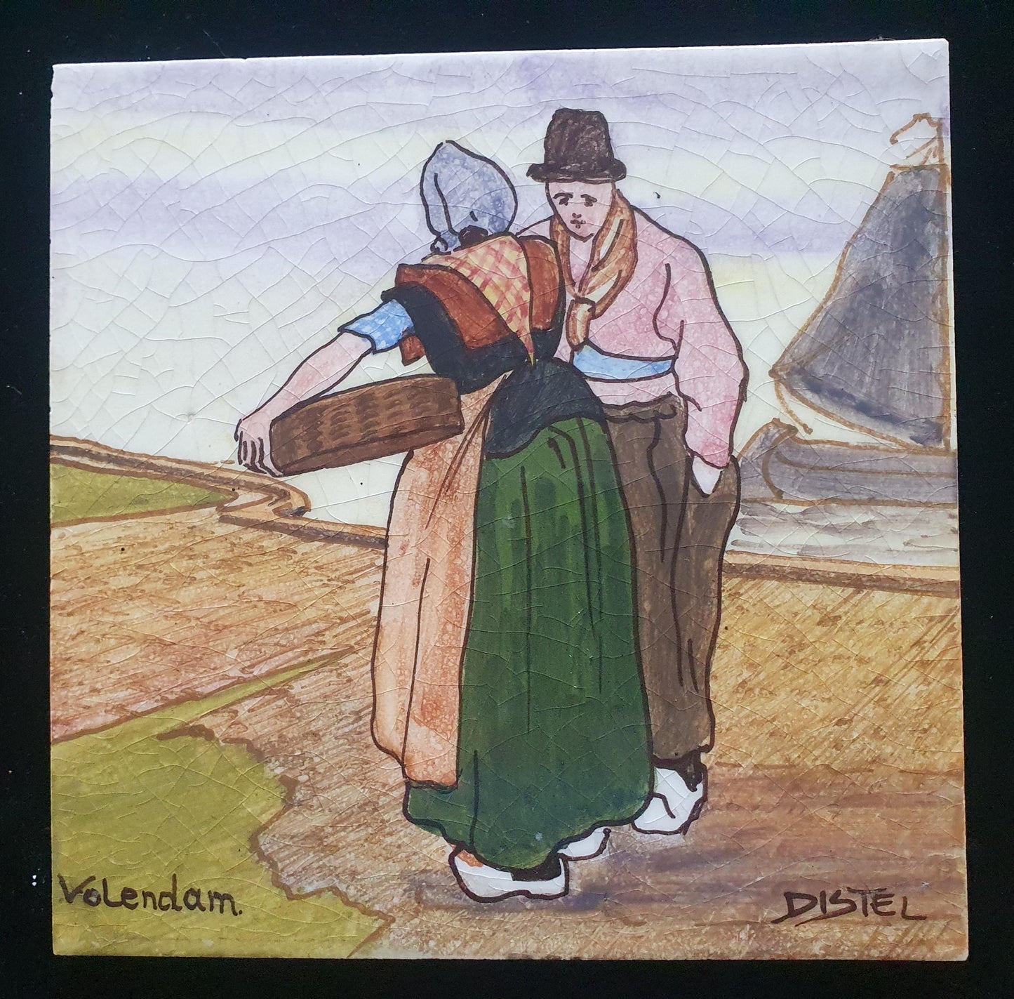 Aardewerk tegel met afbeelding van Volendammer man en vrouw naar Henri Cassiers in ,  uitvoering de Distel / Amsterdam ca. 1900