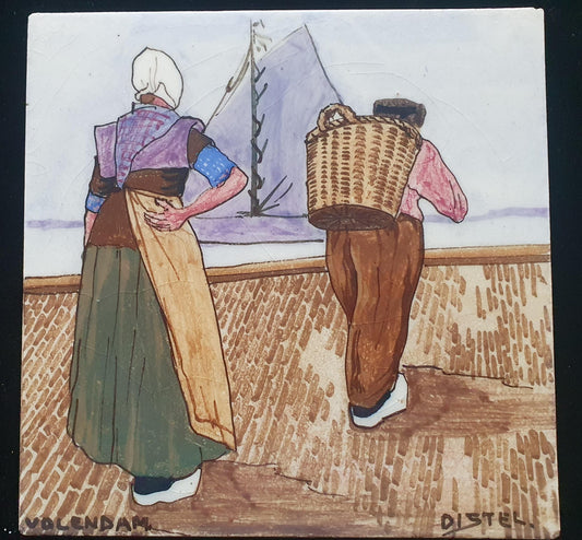 Aardewerk tegel met afbeelding van Volendammer man en vrouw naar Henri Cassiers in ,  uitvoering de Distel / Amsterdam ca. 1900