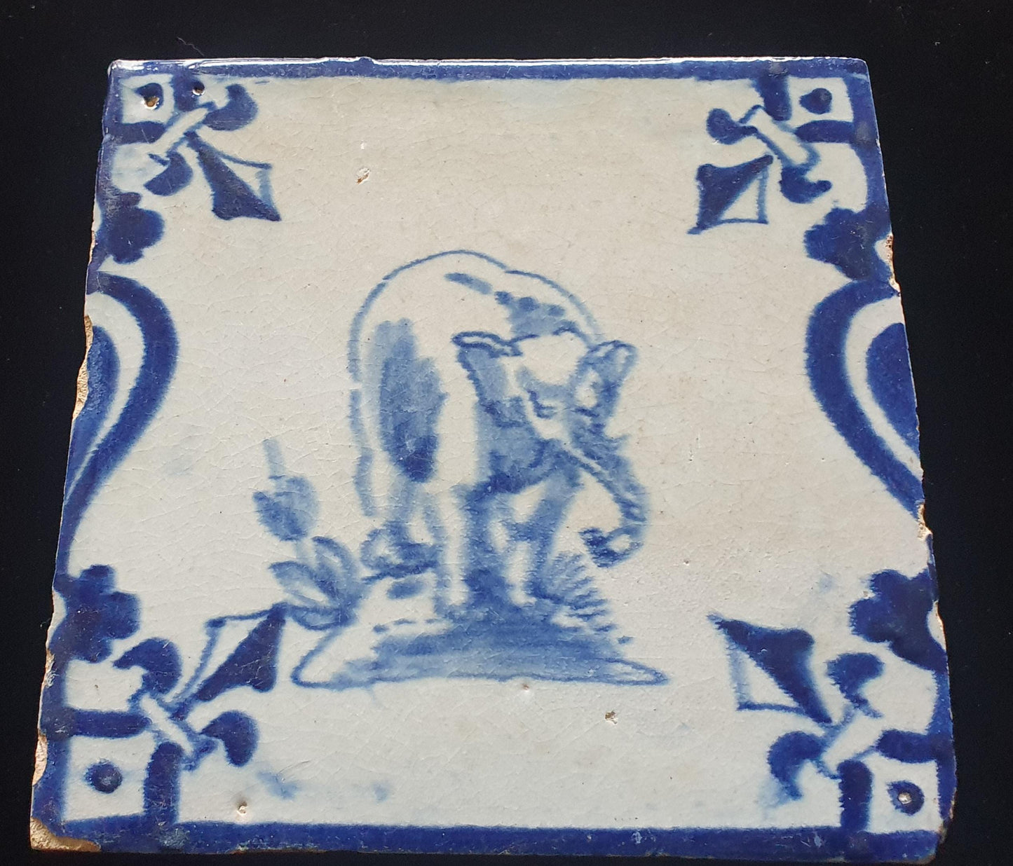 Antieke 17e eeuws Delftse tegel met een grote olifant, circa 1640 , verzameltegel, backsplash, fireplace