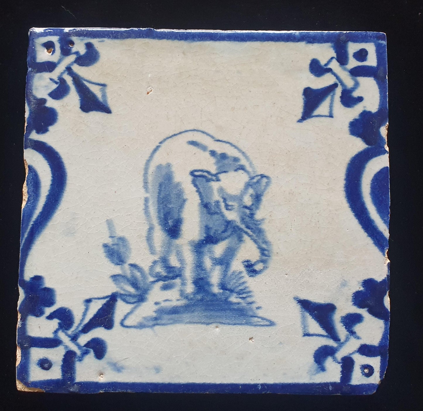 Antieke 17e eeuws Delftse tegel met een grote olifant, circa 1640 , verzameltegel, backsplash, fireplace