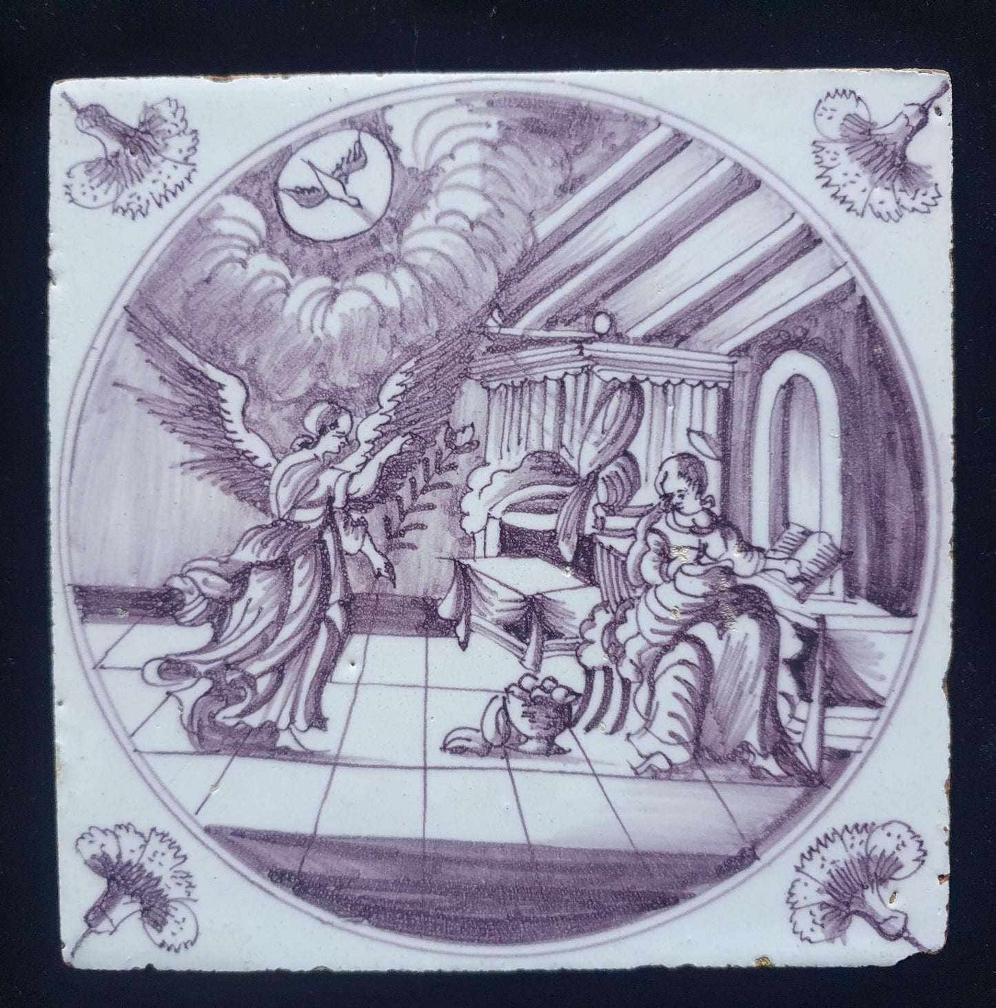 Antieke Delftse Bijbelse tegel  toont de aankondiging aan Maria ( circa1760 );  18e eeuw, verzameltegel, backsplash, fireplace, mangaan .