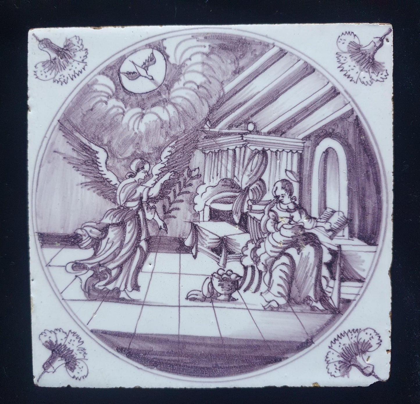 Antieke Delftse Bijbelse tegel  toont de aankondiging aan Maria ( circa1760 );  18e eeuw, verzameltegel, backsplash, fireplace, mangaan .