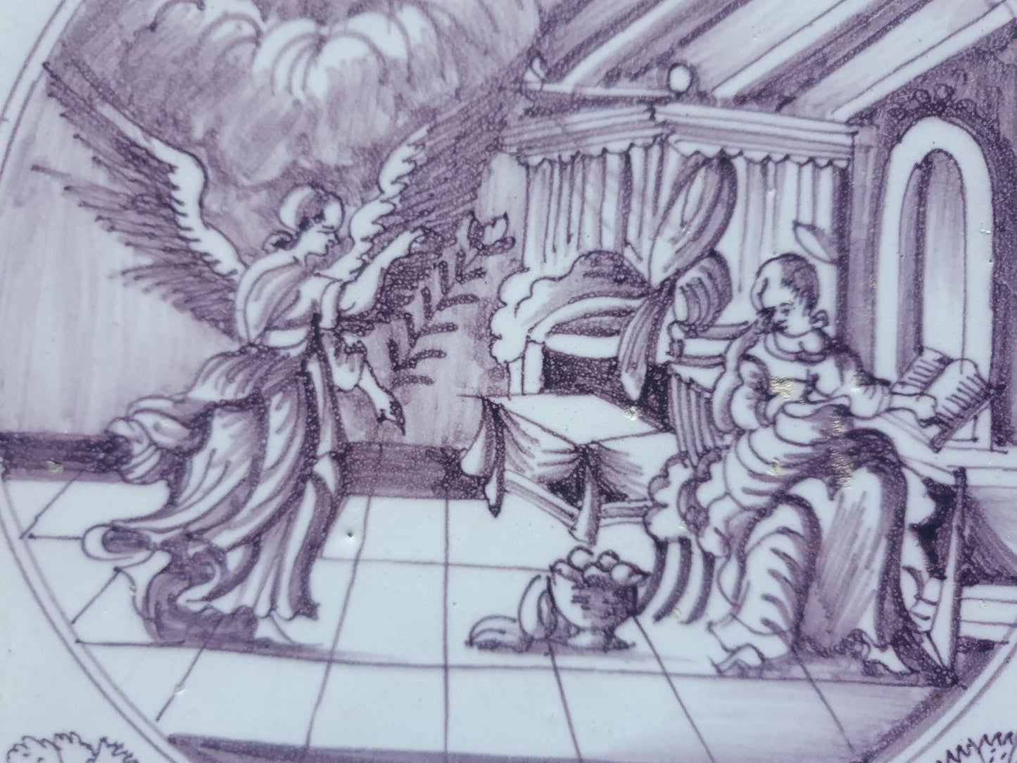 Antieke Delftse Bijbelse tegel  toont de aankondiging aan Maria ( circa1760 );  18e eeuw, verzameltegel, backsplash, fireplace, mangaan .
