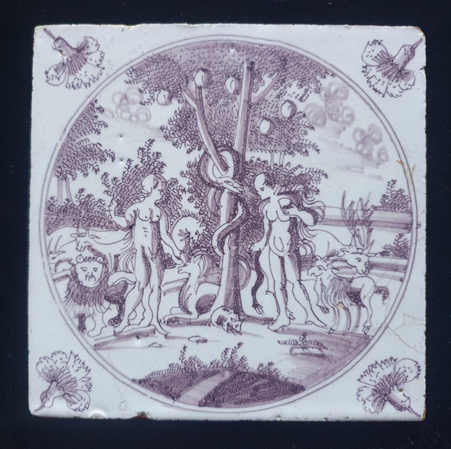 Antieke Delftse Bijbelse tegel  toont Adam en Eva in het paradijs. ( circa1760 );  18e eeuw, verzameltegel, backsplash, fireplace, mangaan .