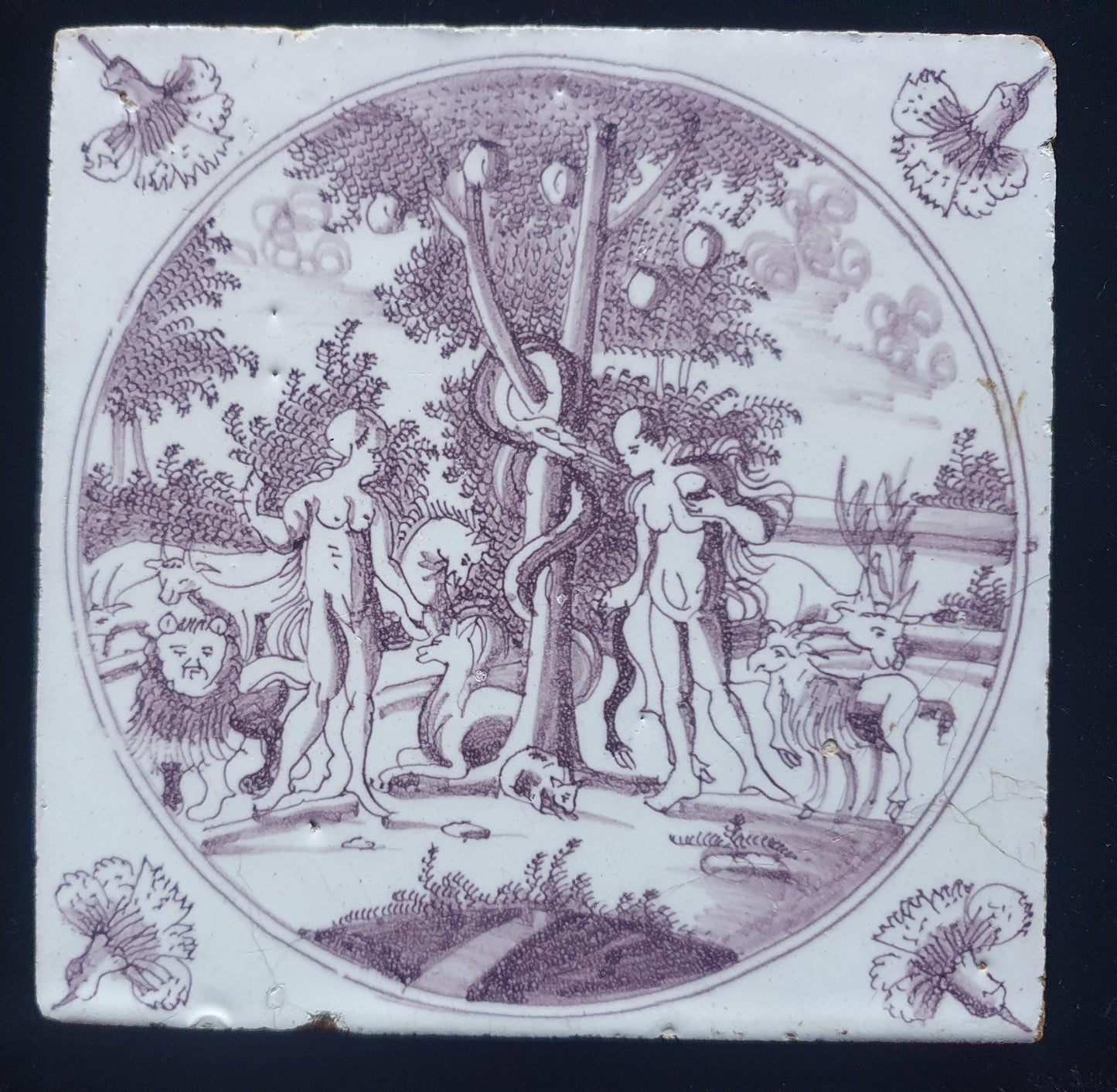 Antieke Delftse Bijbelse tegel  toont Adam en Eva in het paradijs. ( circa1760 );  18e eeuw, verzameltegel, backsplash, fireplace, mangaan .