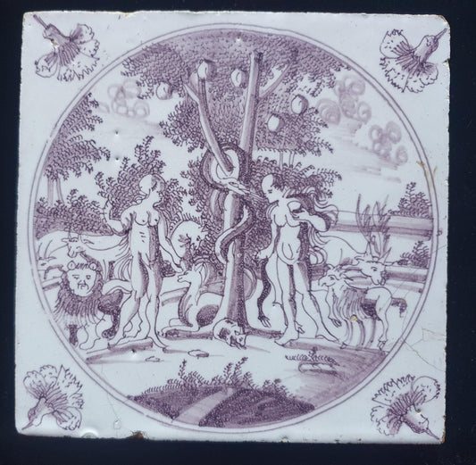 Antieke Delftse Bijbelse tegel  toont Adam en Eva in het paradijs. ( circa1760 );  18e eeuw, verzameltegel, backsplash, fireplace, mangaan .