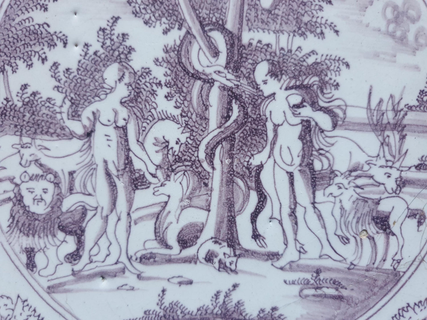 Antieke Delftse Bijbelse tegel  toont Adam en Eva in het paradijs. ( circa1760 );  18e eeuw, verzameltegel, backsplash, fireplace, mangaan .