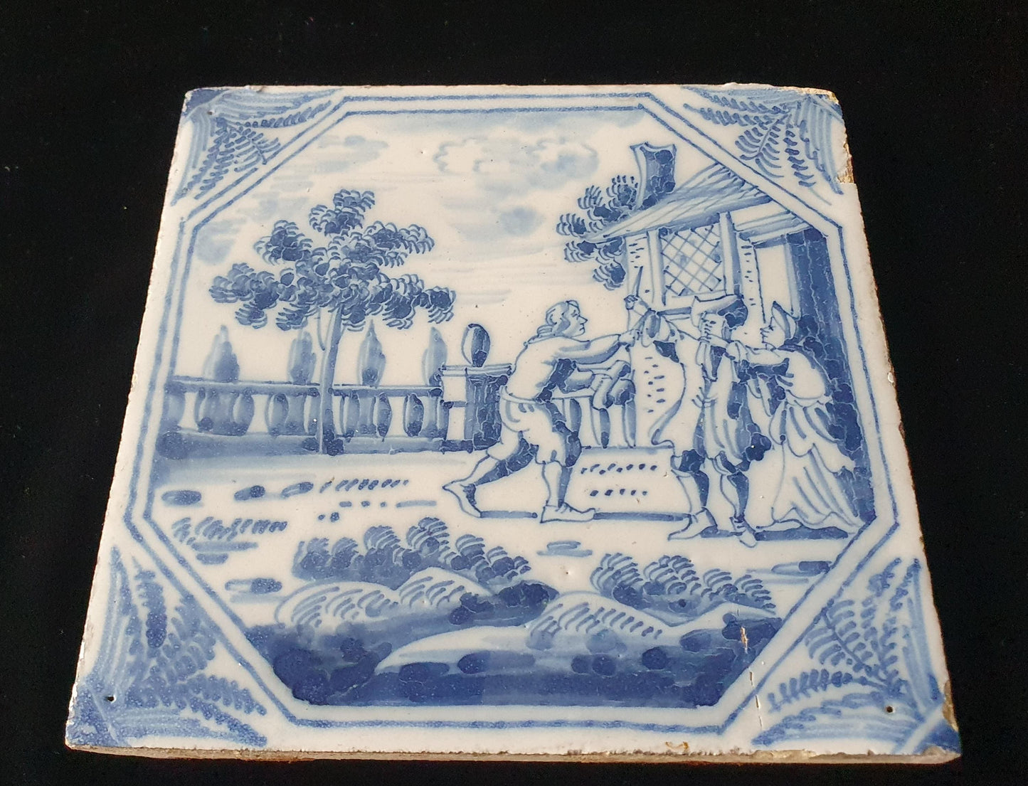 Deze fraai beschilderde Delftse tegel toont twee duellerende mannen met dame. ; 18e eeuw (circa 1760), verzameltegel, backsplash, fireplace