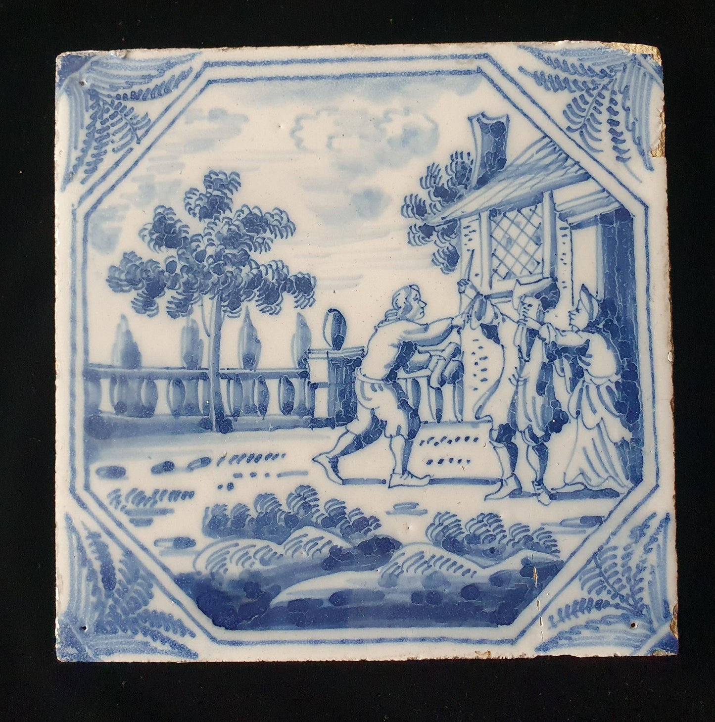 Deze fraai beschilderde Delftse tegel toont twee duellerende mannen met dame. ; 18e eeuw (circa 1760), verzameltegel, backsplash, fireplace