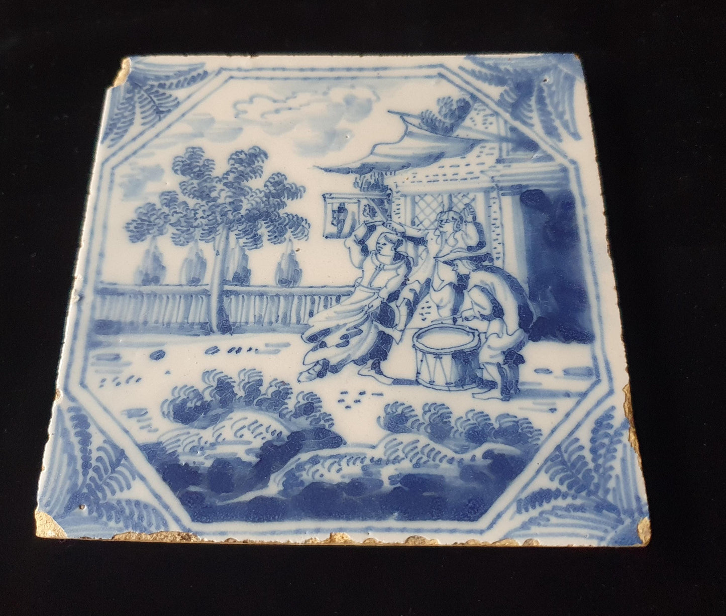 Deze fraai beschilderde Delftse tegel ( pleziertjes) toont een dansende dame en heer . ; 18e eeuw (circa 1760), verzameltegel, backsplash.