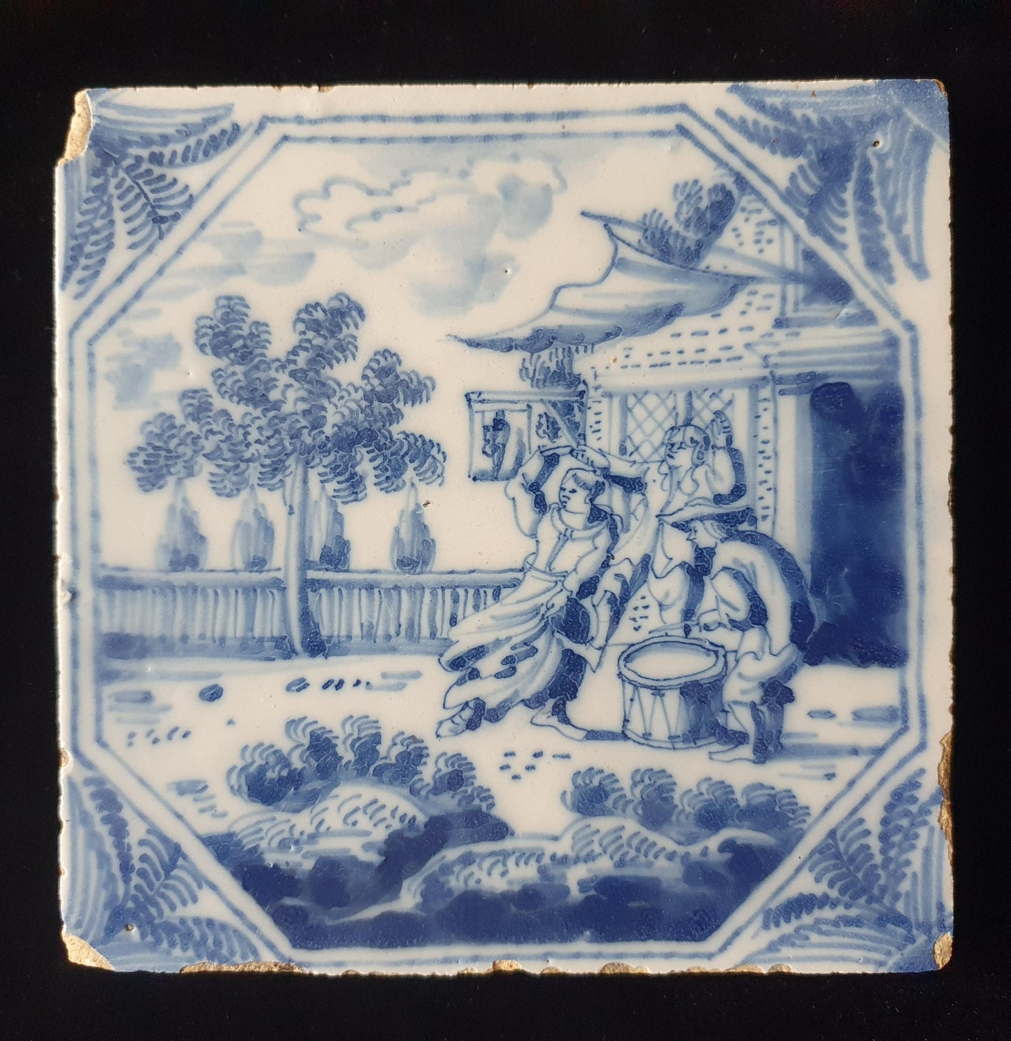 Deze fraai beschilderde Delftse tegel ( pleziertjes) toont een dansende dame en heer . ; 18e eeuw (circa 1760), verzameltegel, backsplash.