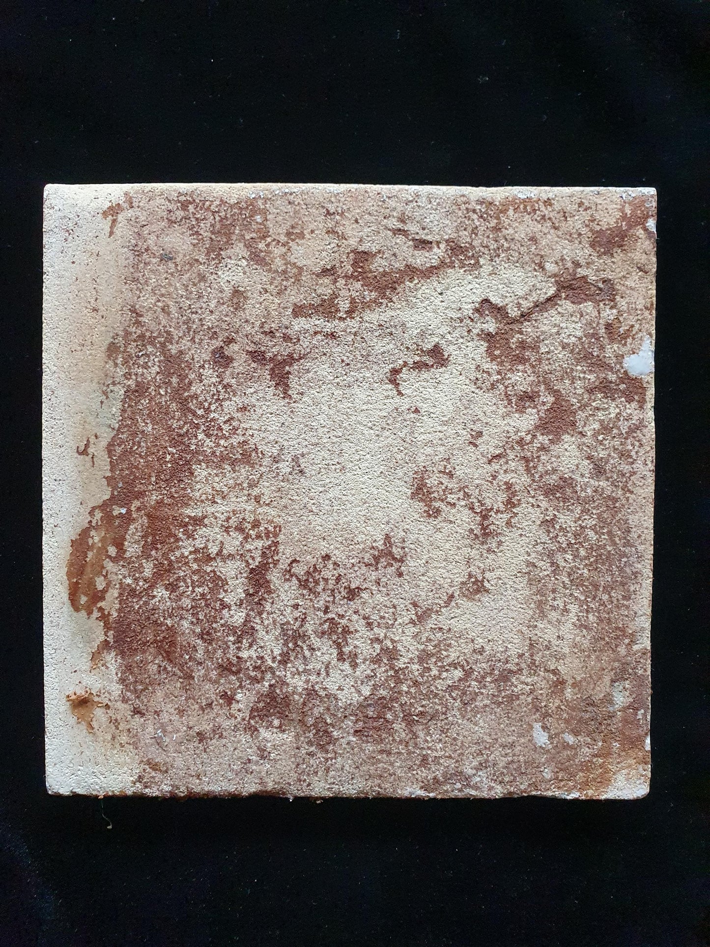Deze fraai beschilderde Delftse tegel ( pleziertjes) toont een dansende dame en heer . ; 18e eeuw (circa 1760), verzameltegel, backsplash.