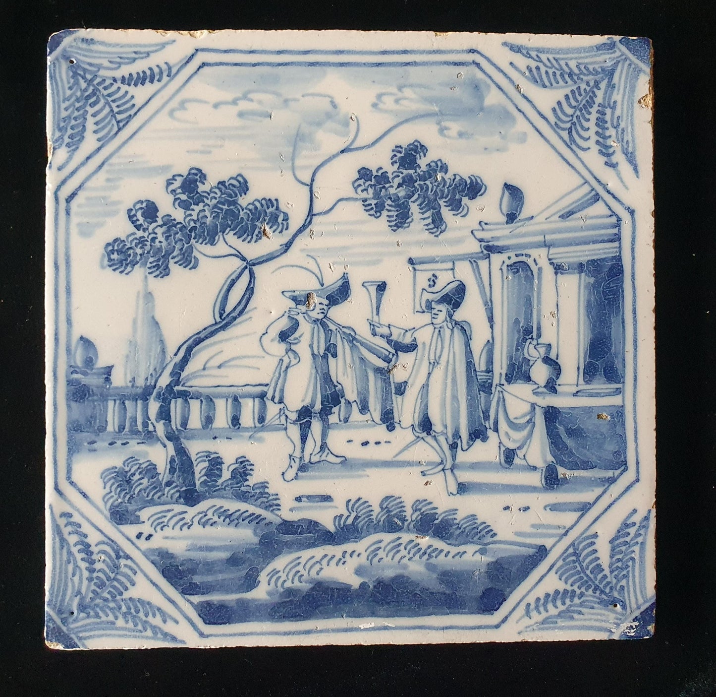 Deze fraai beschilderde Delftse tegel ( pleziertjes) toont een man die op een hoorn blaast. ; 18e eeuw (circa 1760), verzameltegel.