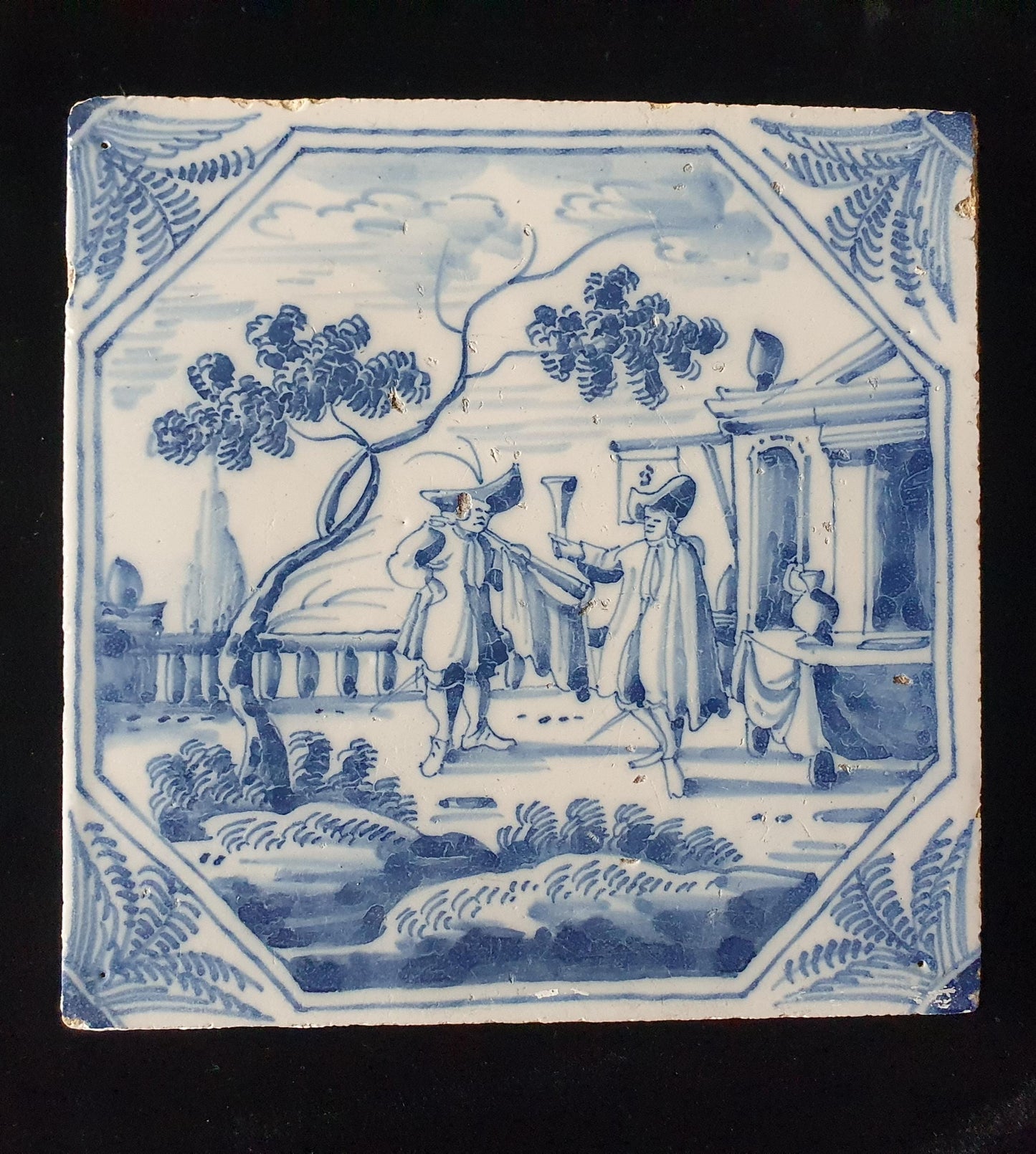 Deze fraai beschilderde Delftse tegel ( pleziertjes) toont een man die op een hoorn blaast. ; 18e eeuw (circa 1760), verzameltegel.