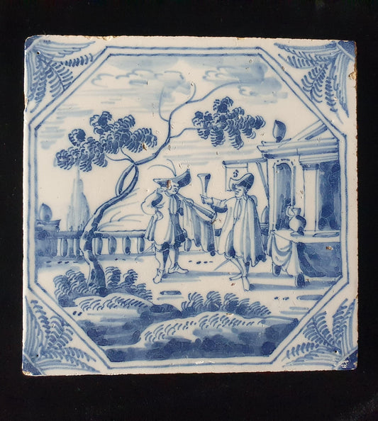 Deze fraai beschilderde Delftse tegel ( pleziertjes) toont een man die op een hoorn blaast. ; 18e eeuw (circa 1760), verzameltegel.