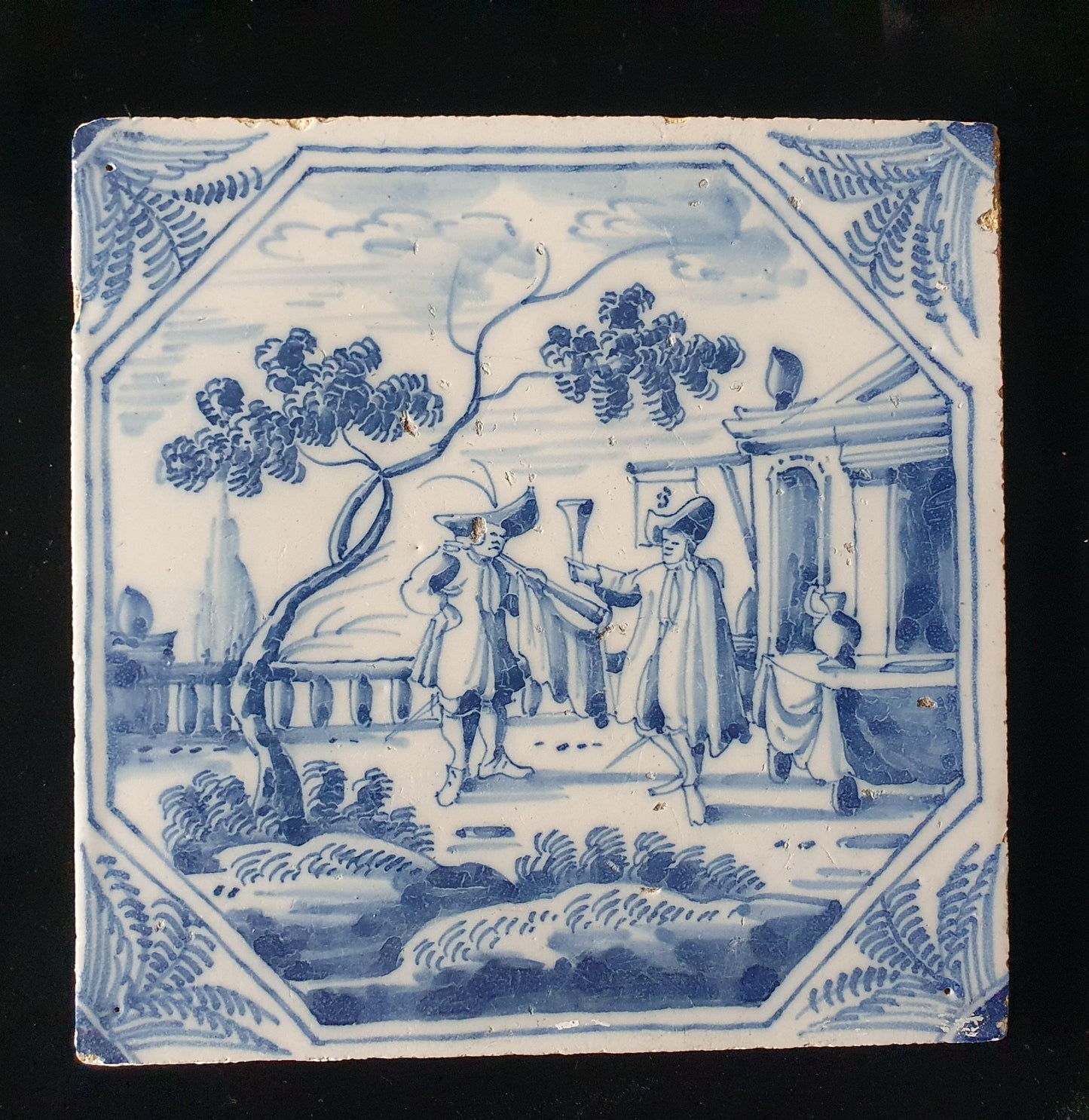 Deze fraai beschilderde Delftse tegel ( pleziertjes) toont een man die op een hoorn blaast. ; 18e eeuw (circa 1760), verzameltegel.