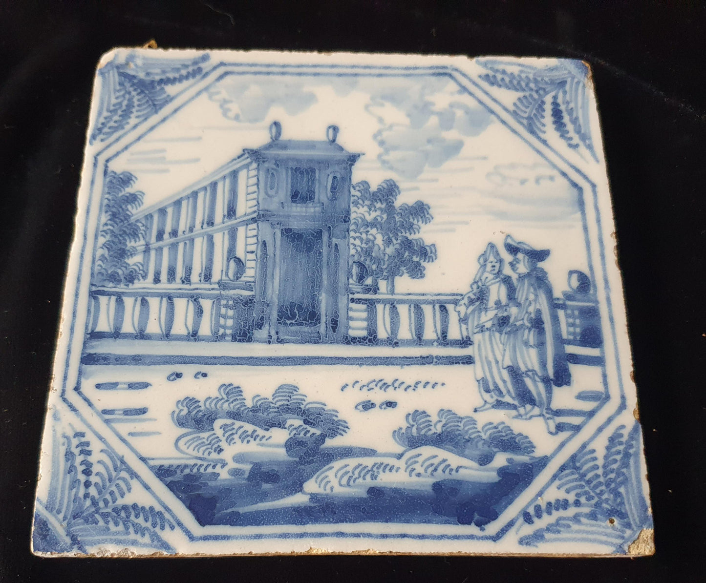 Deze fraai beschilderde Delftse tegel ( pleziertjes) toont een dame en heer bij tuinkoepel  . ; 18e eeuw (circa 1760), verzameltegel.