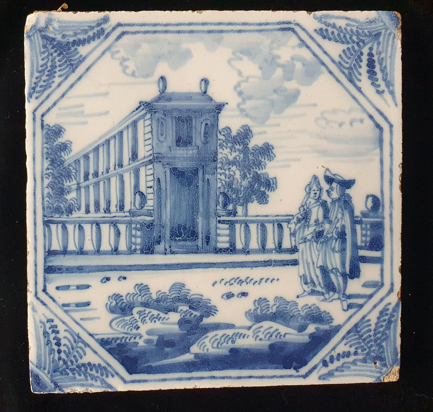Deze fraai beschilderde Delftse tegel ( pleziertjes) toont een dame en heer bij tuinkoepel  . ; 18e eeuw (circa 1760), verzameltegel.