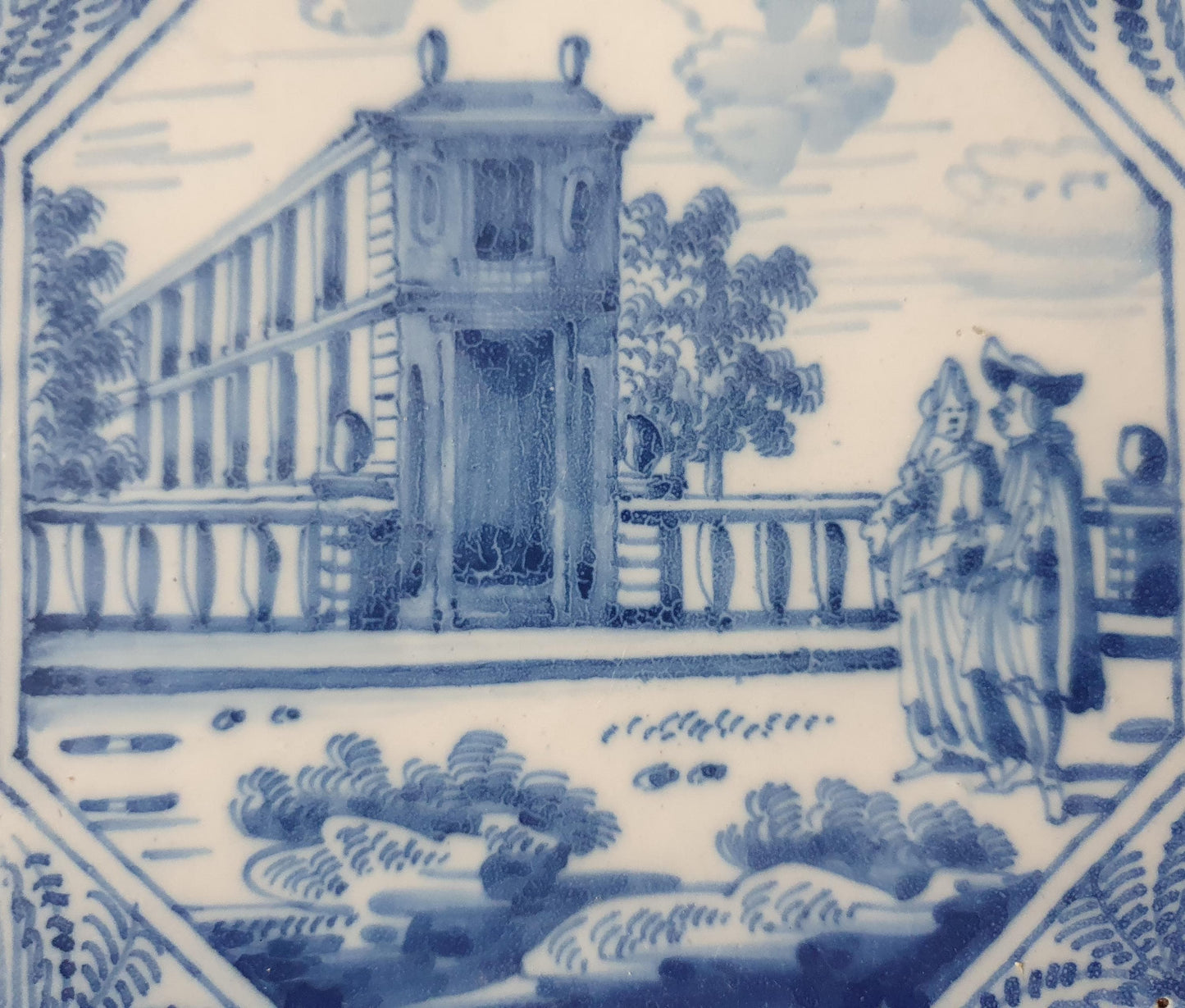 Deze fraai beschilderde Delftse tegel ( pleziertjes) toont een dame en heer bij tuinkoepel  . ; 18e eeuw (circa 1760), verzameltegel.
