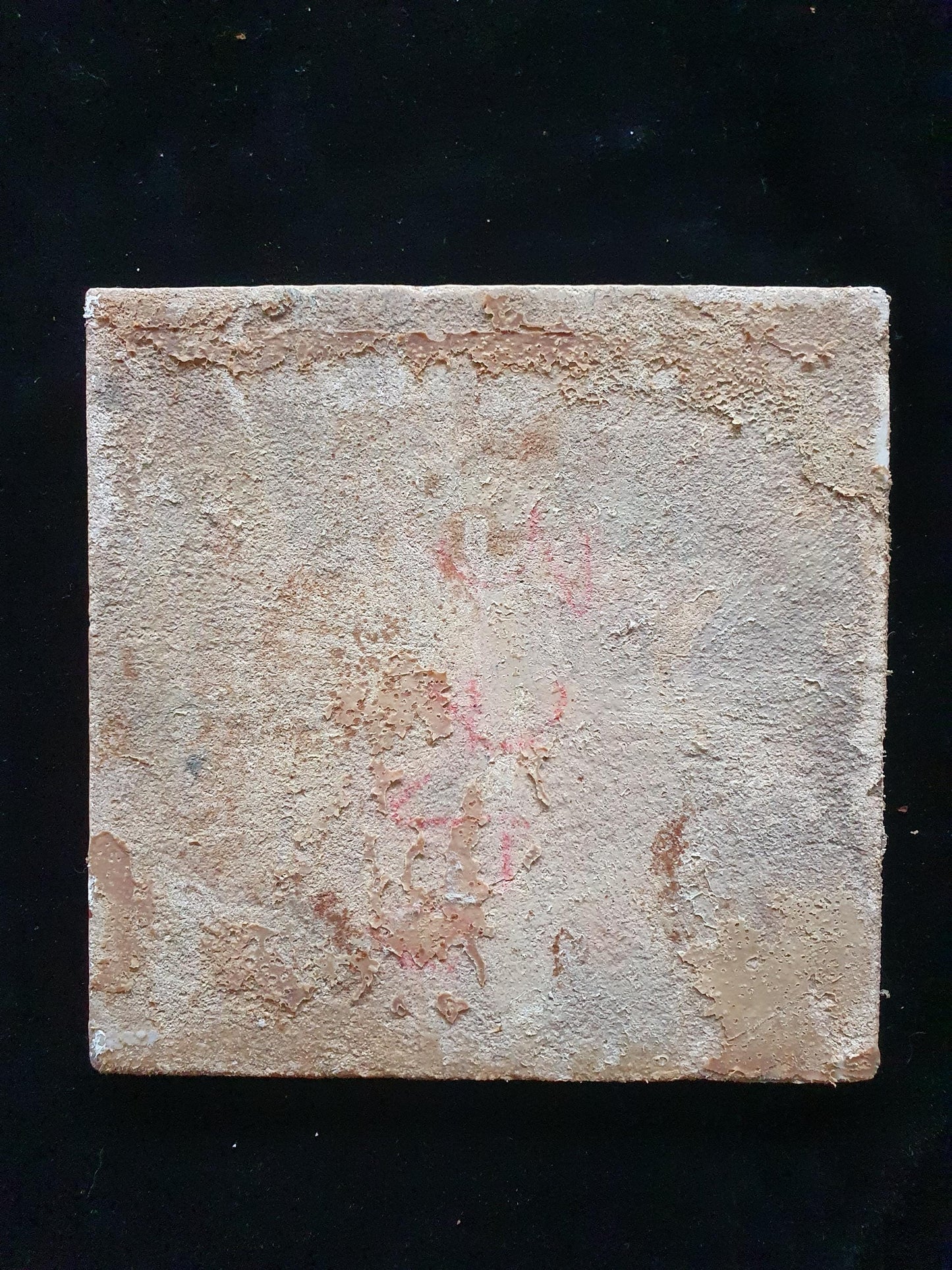Deze fraai beschilderde Delftse tegel ( pleziertjes) toont een dame en heer bij tuinkoepel  . ; 18e eeuw (circa 1760), verzameltegel.