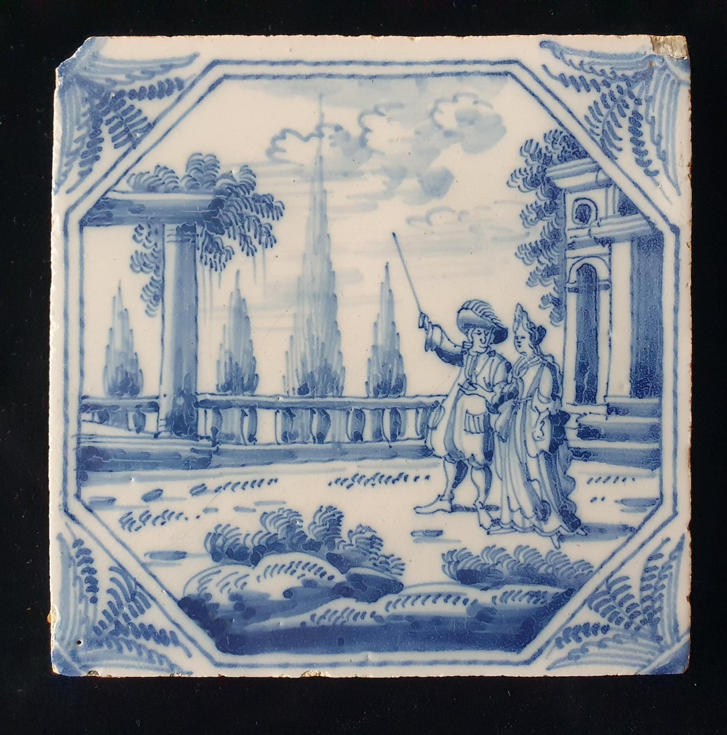 Deze fraai beschilderde Delftse tegel ( pleziertjes) toont een dame en heer met stok. ; 18e eeuw (circa 1760), verzameltegel.