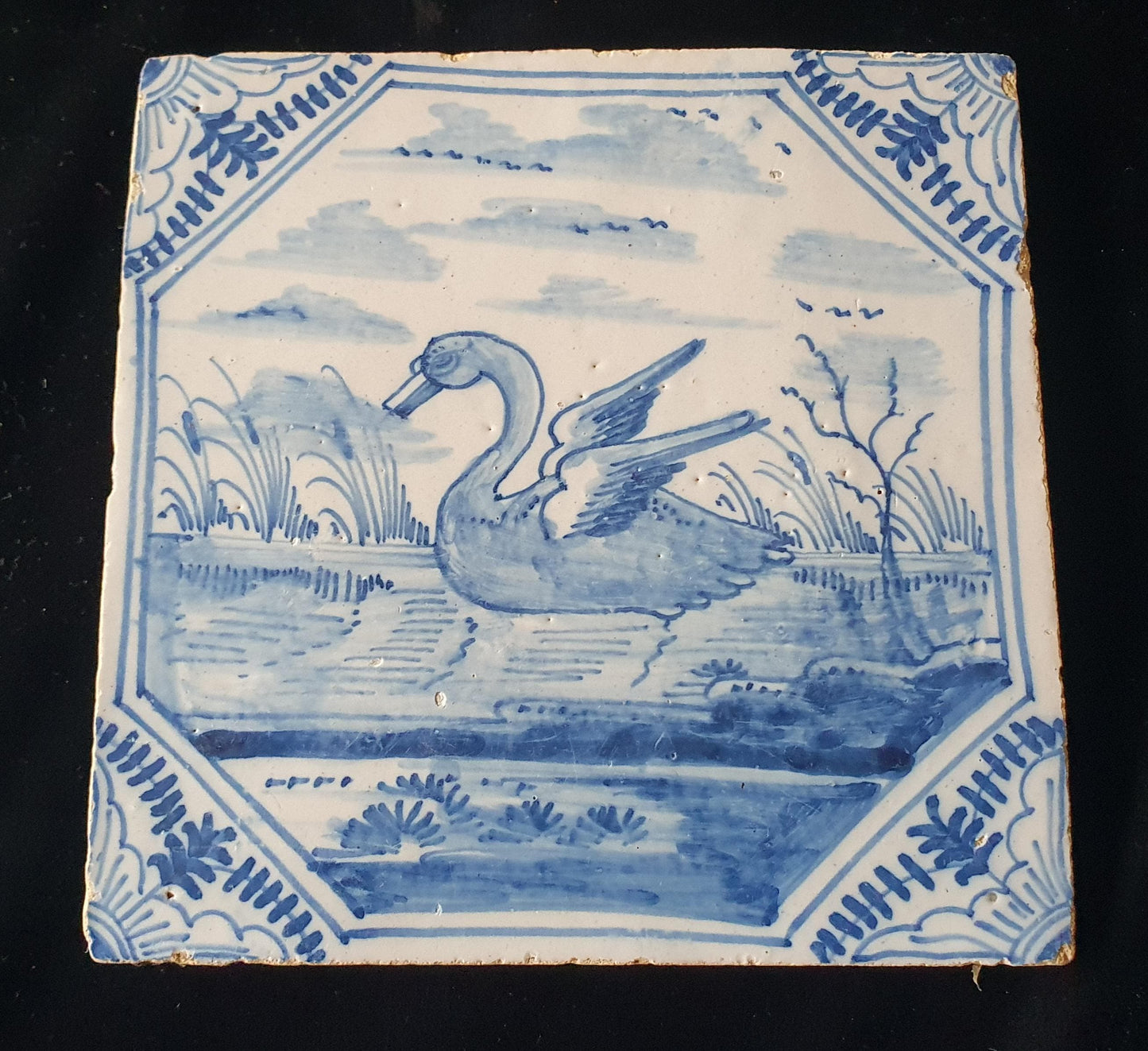Deze  fraai beschilderde Delftse tegel toont een zwaan . ; 18e eeuw (circa 1760), verzameltegel.