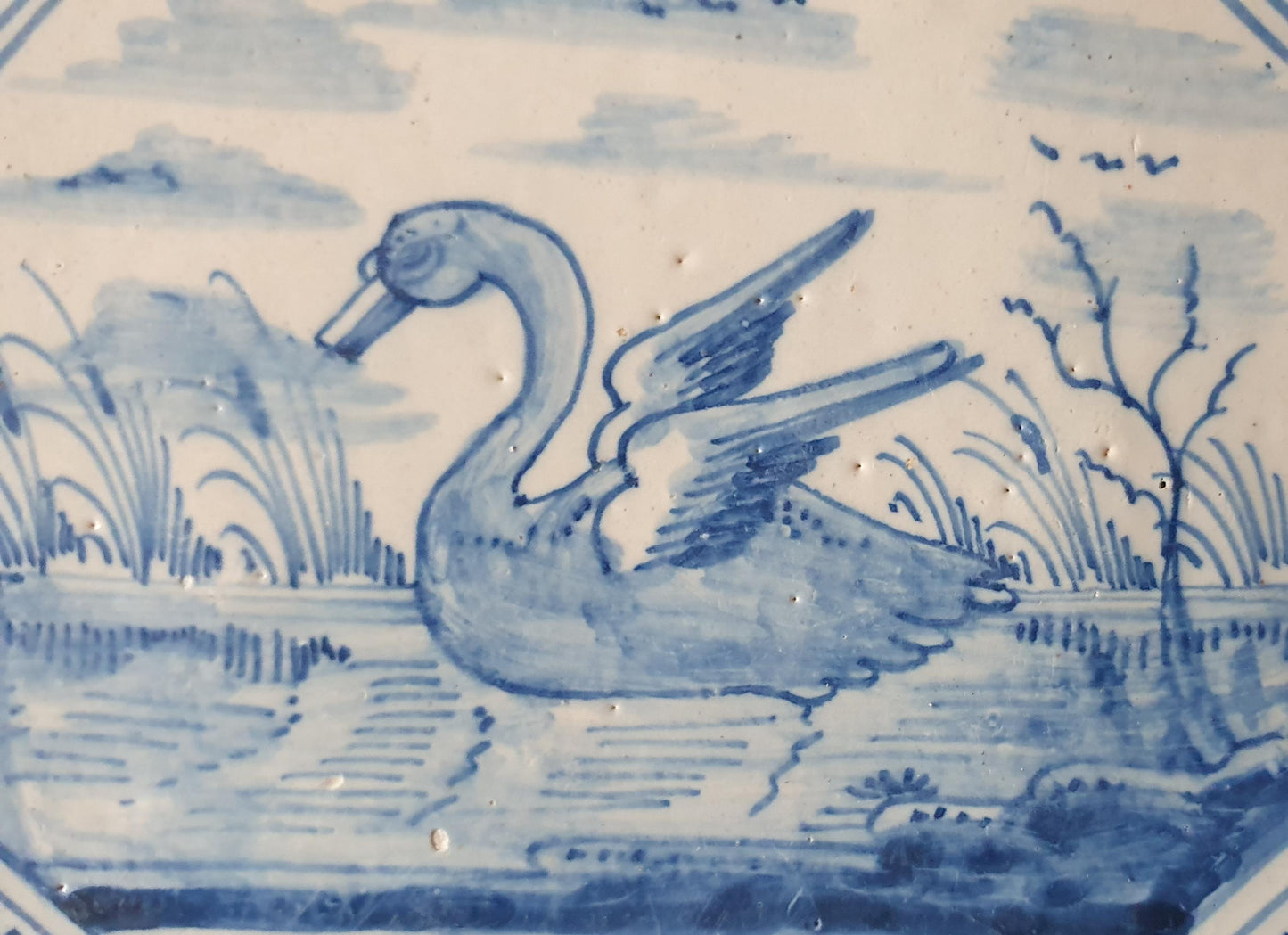 Deze  fraai beschilderde Delftse tegel toont een zwaan . ; 18e eeuw (circa 1760), verzameltegel.