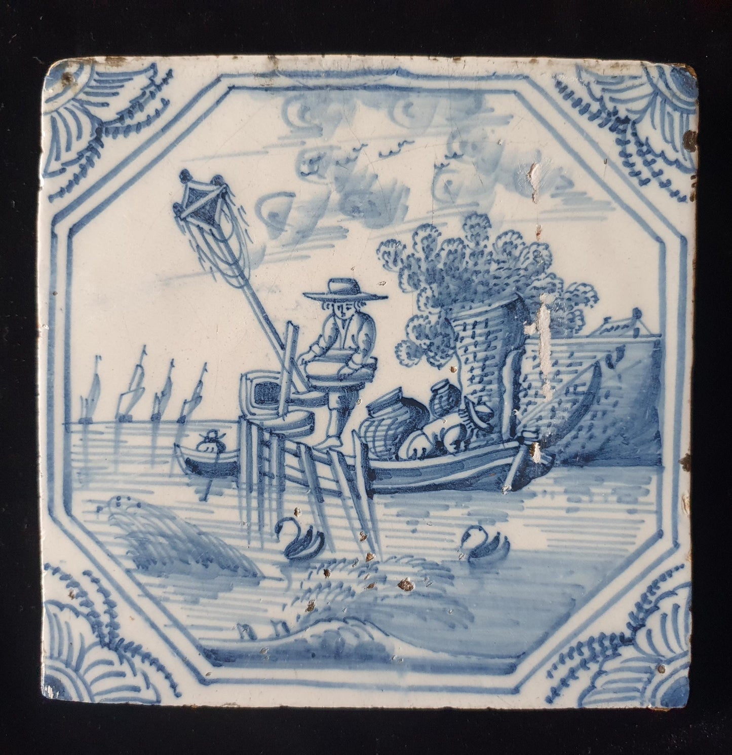 Deze  fraai beschilderde Delftse tegel toont twee vissende mannen met baken.  ; 18e eeuw (circa 1760), verzameltegel.